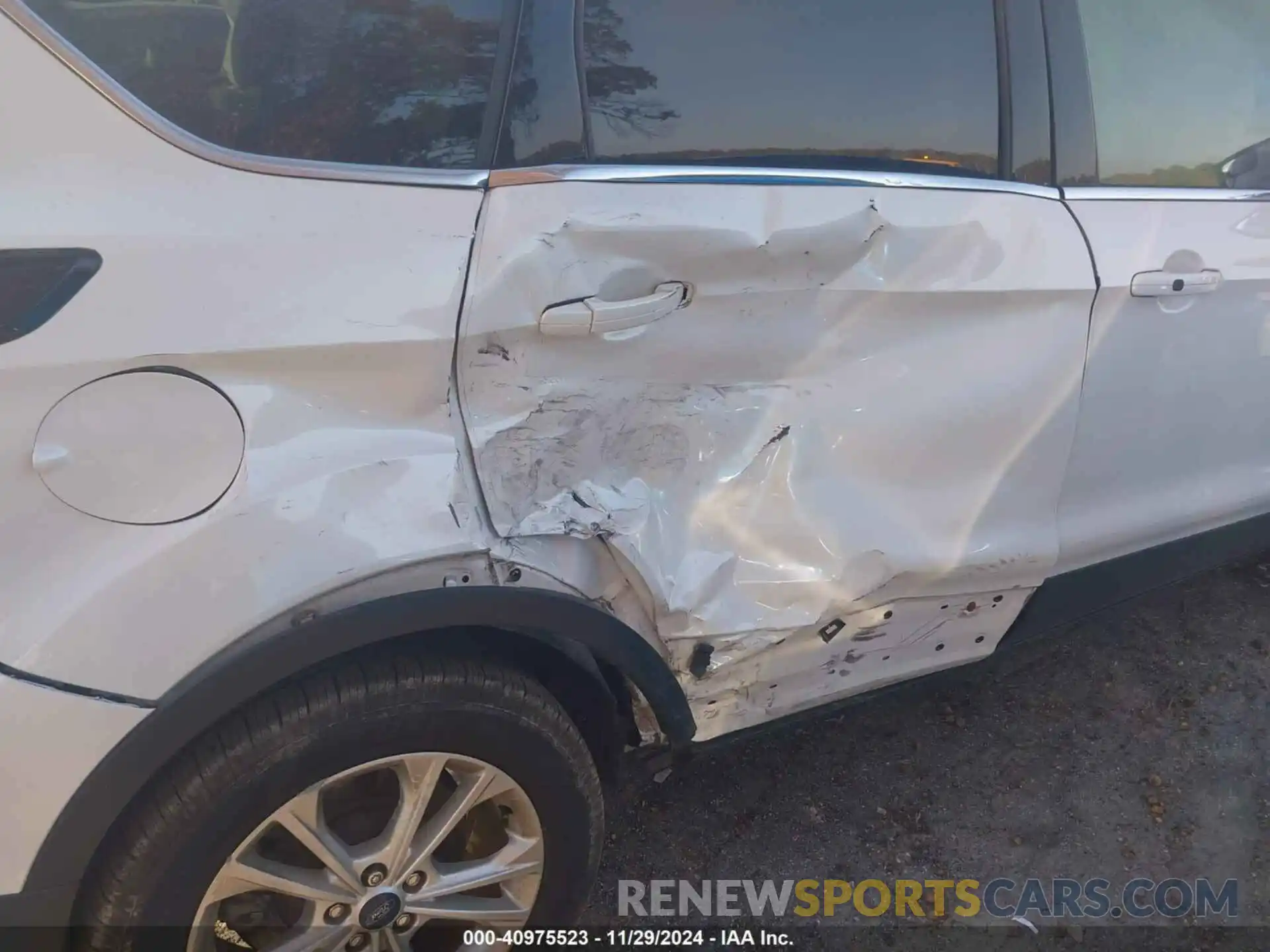 6 Photograph of a damaged car 1FMCU0GD7KUA87803 FORD ESCAPE 2019