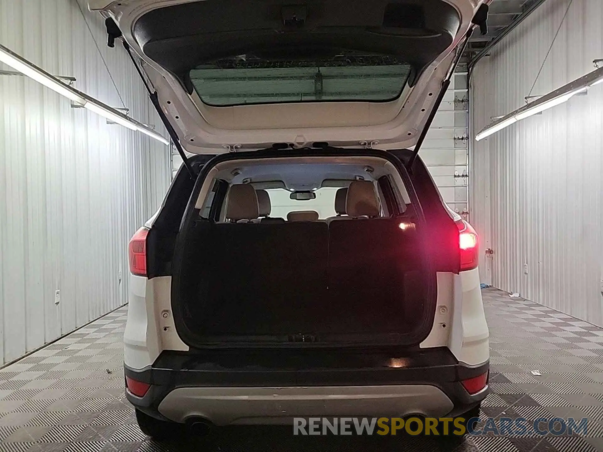 38 Photograph of a damaged car 1FMCU0GD7KUB30875 FORD ESCAPE 2019