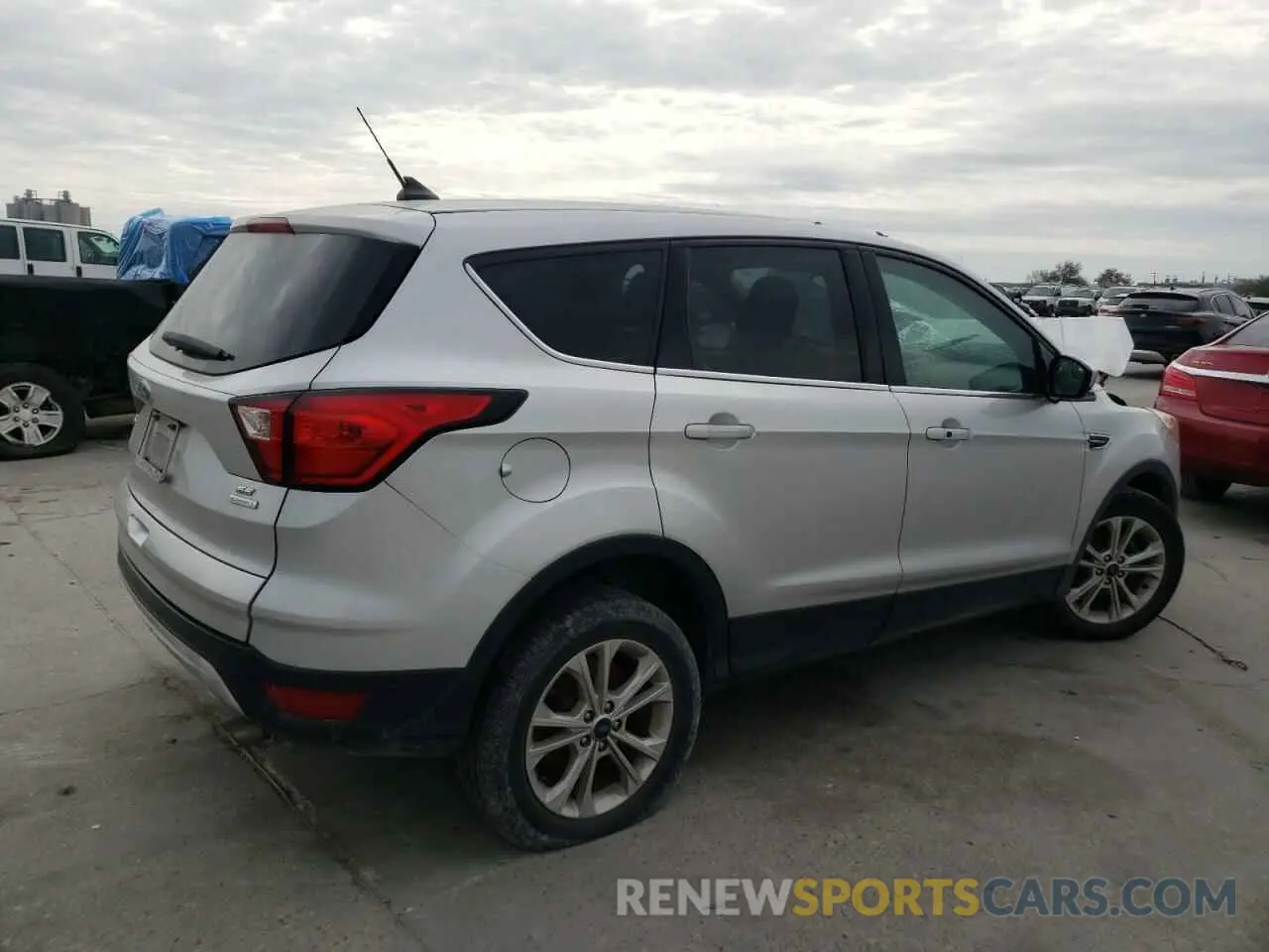 3 Photograph of a damaged car 1FMCU0GD7KUB56800 FORD ESCAPE 2019