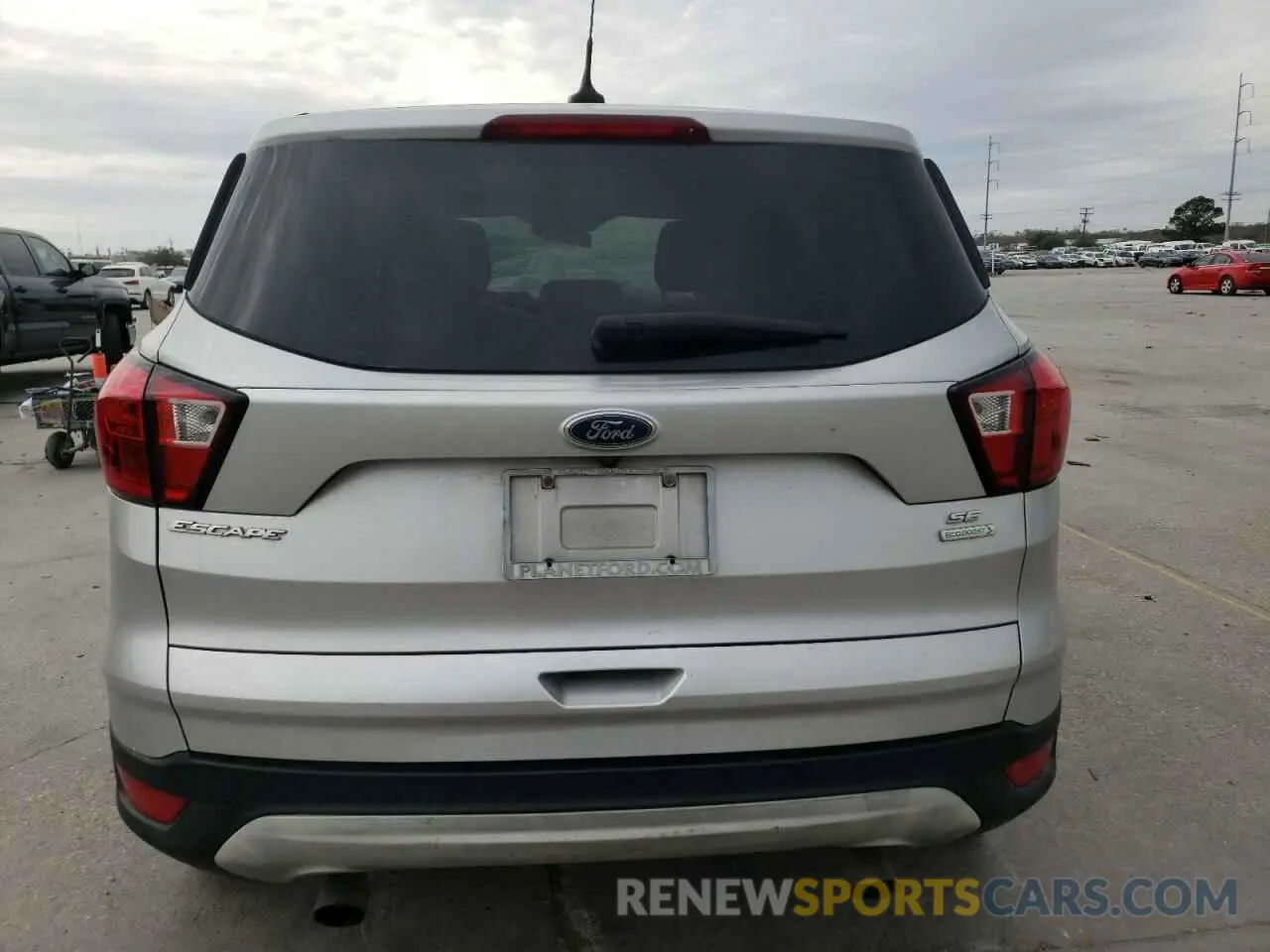 6 Photograph of a damaged car 1FMCU0GD7KUB56800 FORD ESCAPE 2019