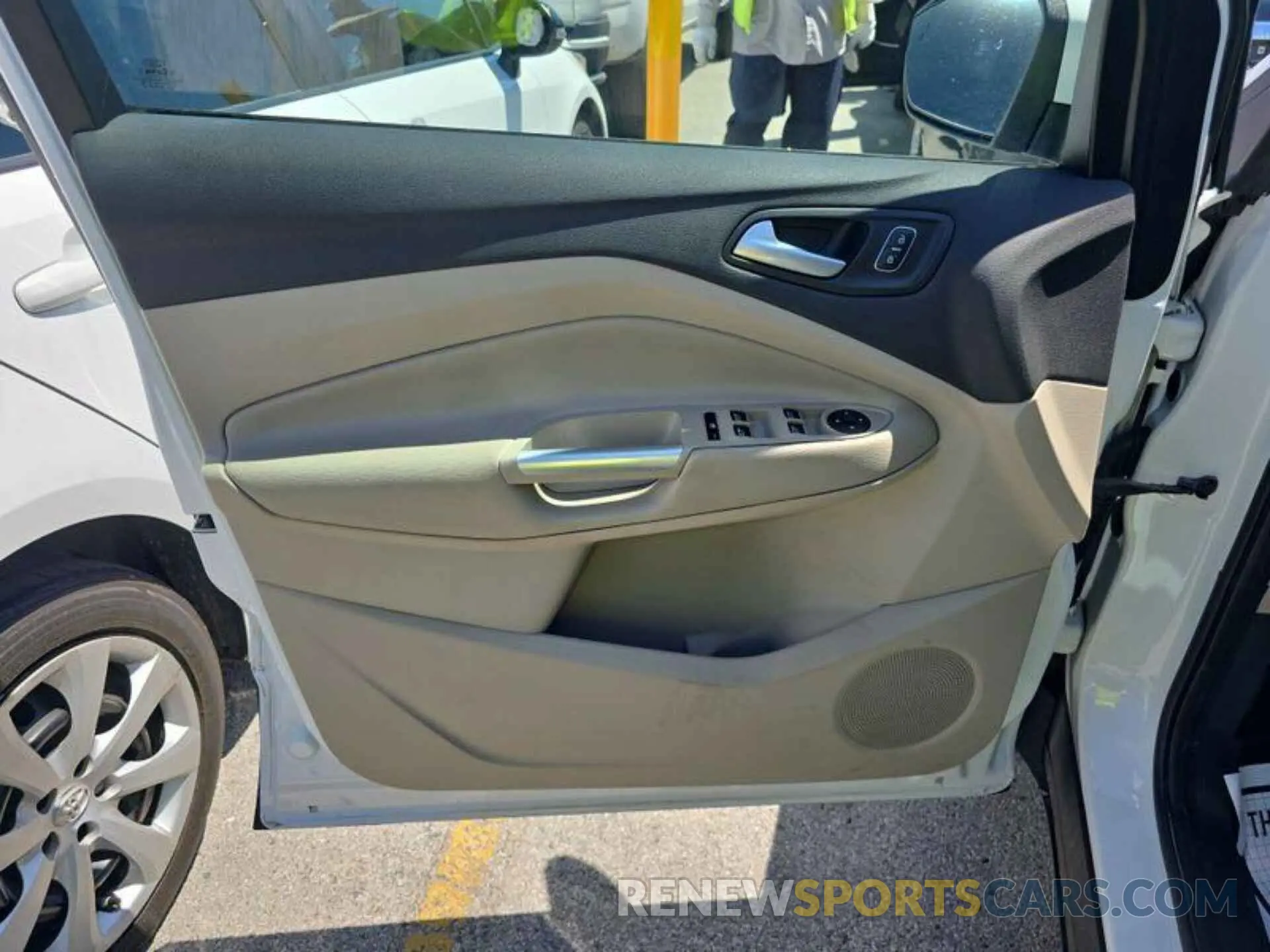 4 Photograph of a damaged car 1FMCU0GD7KUB65142 FORD ESCAPE 2019