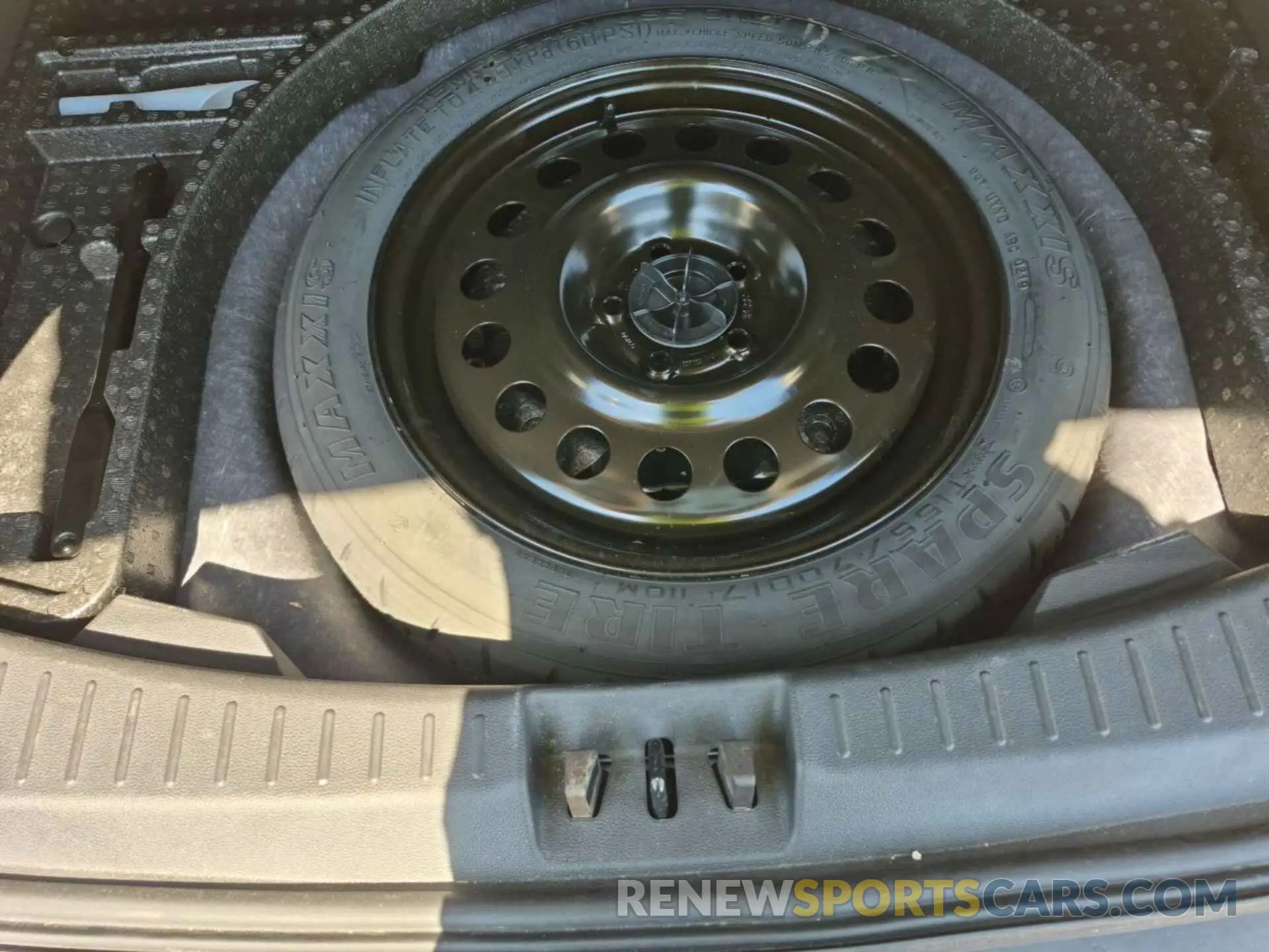 16 Photograph of a damaged car 1FMCU0GD7KUC07700 FORD ESCAPE 2019
