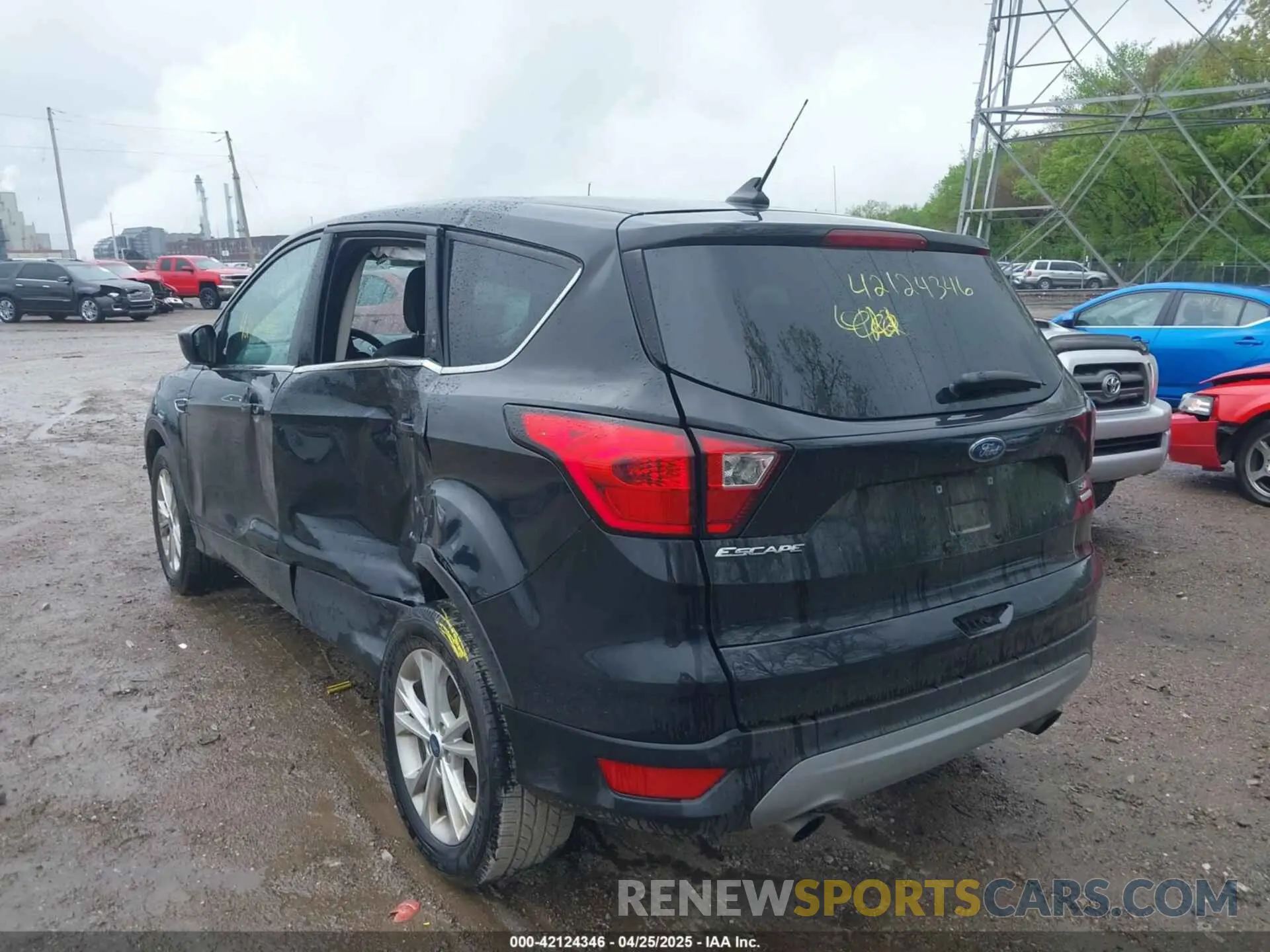 3 Photograph of a damaged car 1FMCU0GD8KUA39792 FORD ESCAPE 2019