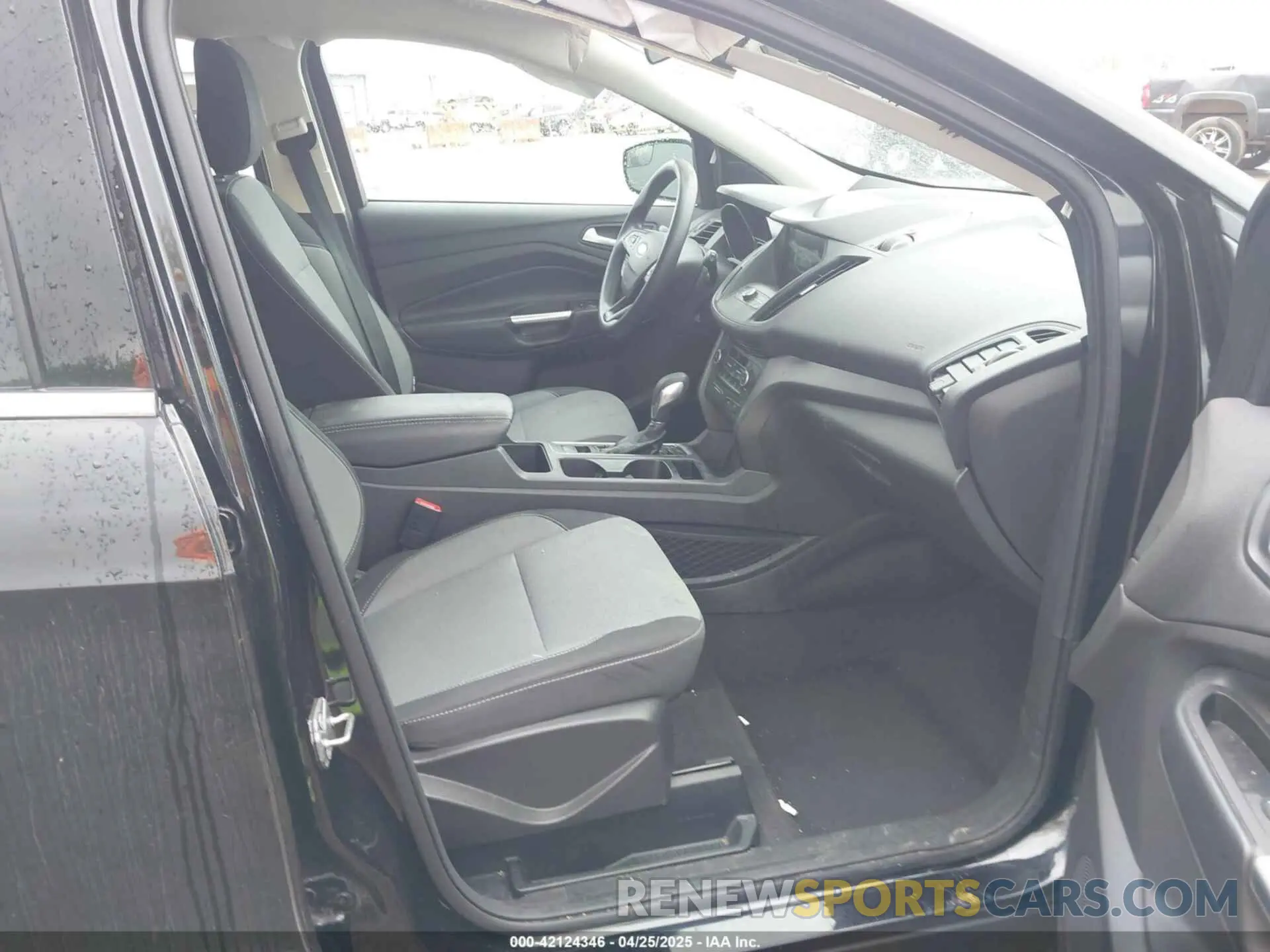5 Photograph of a damaged car 1FMCU0GD8KUA39792 FORD ESCAPE 2019