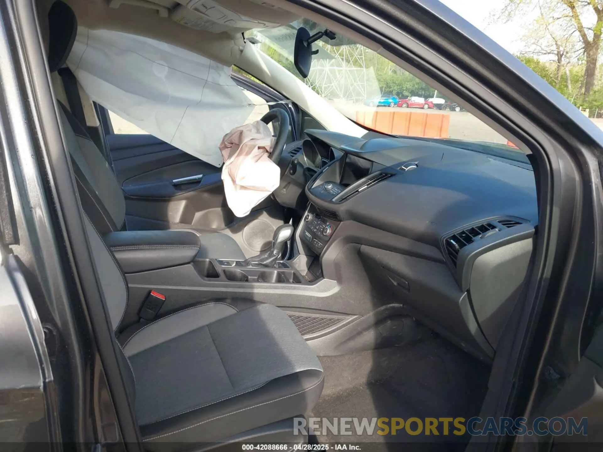 5 Photograph of a damaged car 1FMCU0GD8KUA51456 FORD ESCAPE 2019