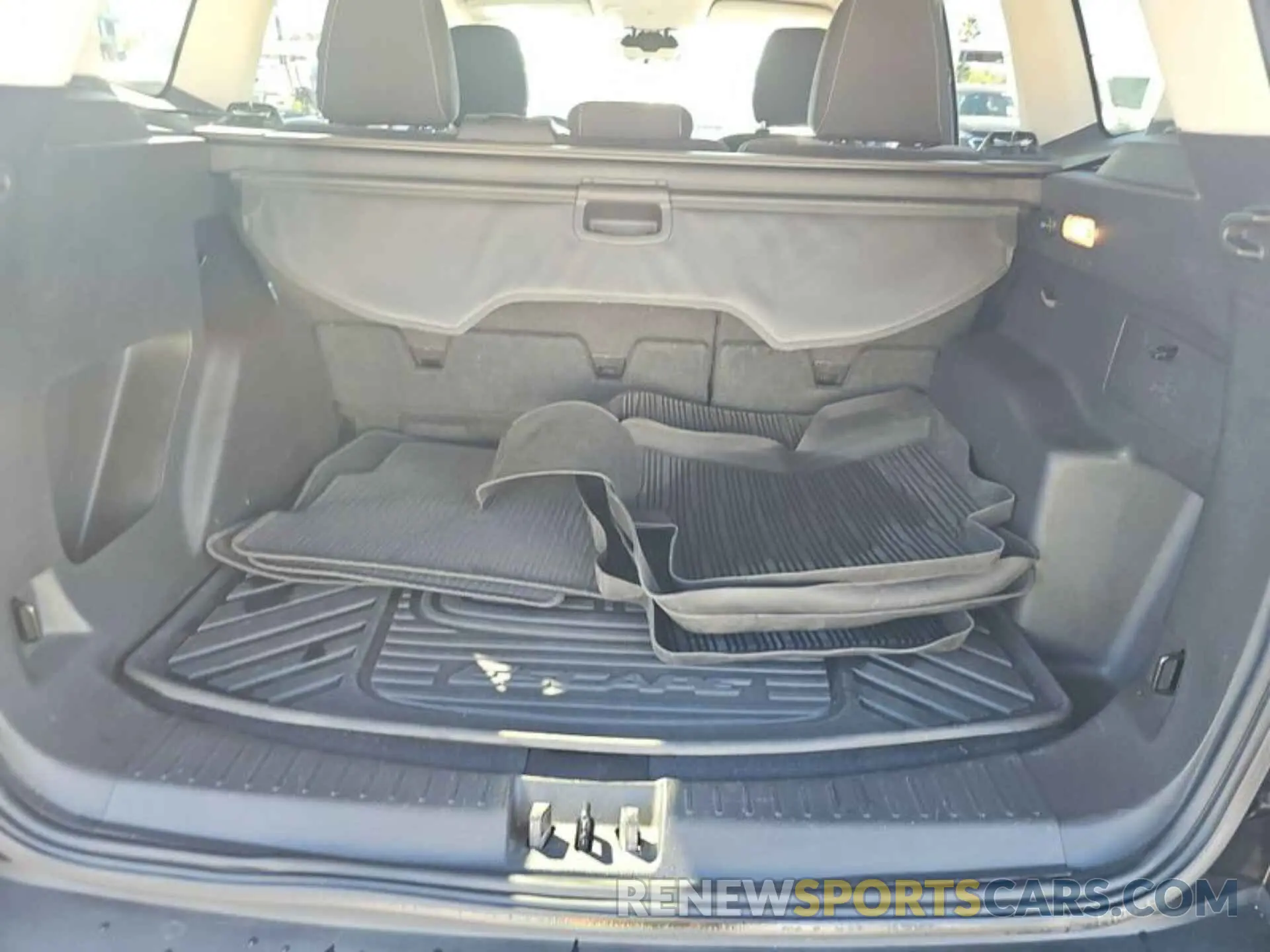 4 Photograph of a damaged car 1FMCU0GD8KUA67916 FORD ESCAPE 2019