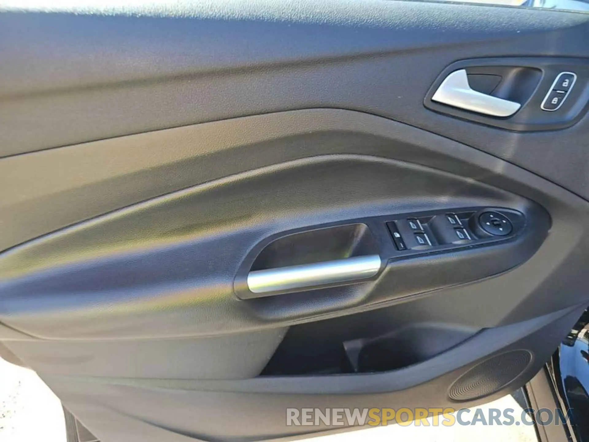 5 Photograph of a damaged car 1FMCU0GD8KUA67916 FORD ESCAPE 2019