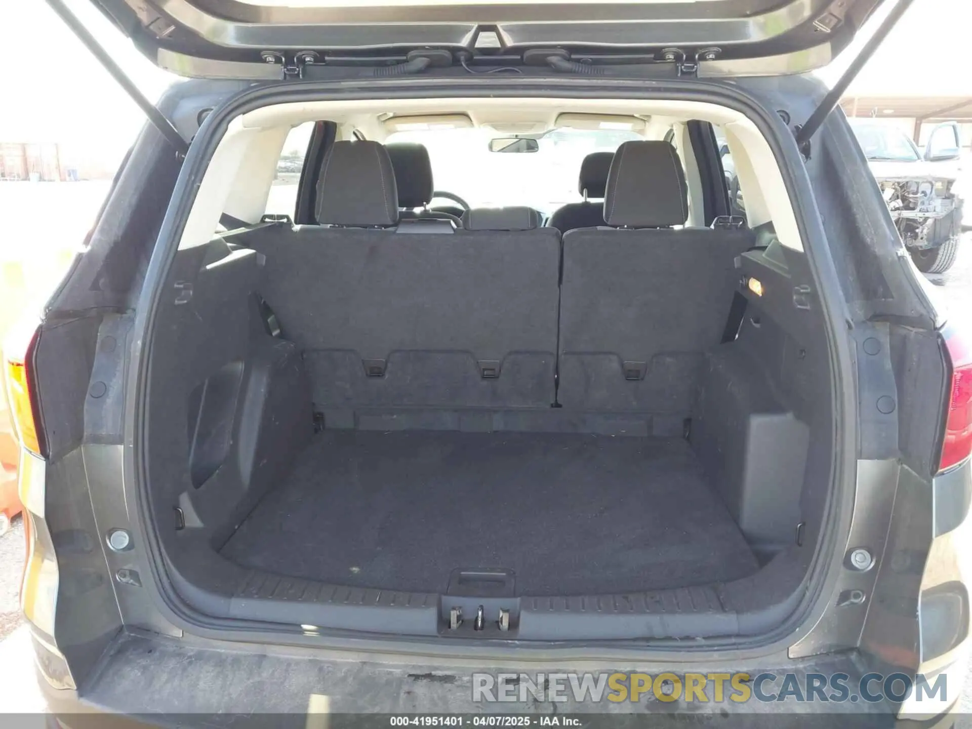 18 Photograph of a damaged car 1FMCU0GD8KUB01935 FORD ESCAPE 2019