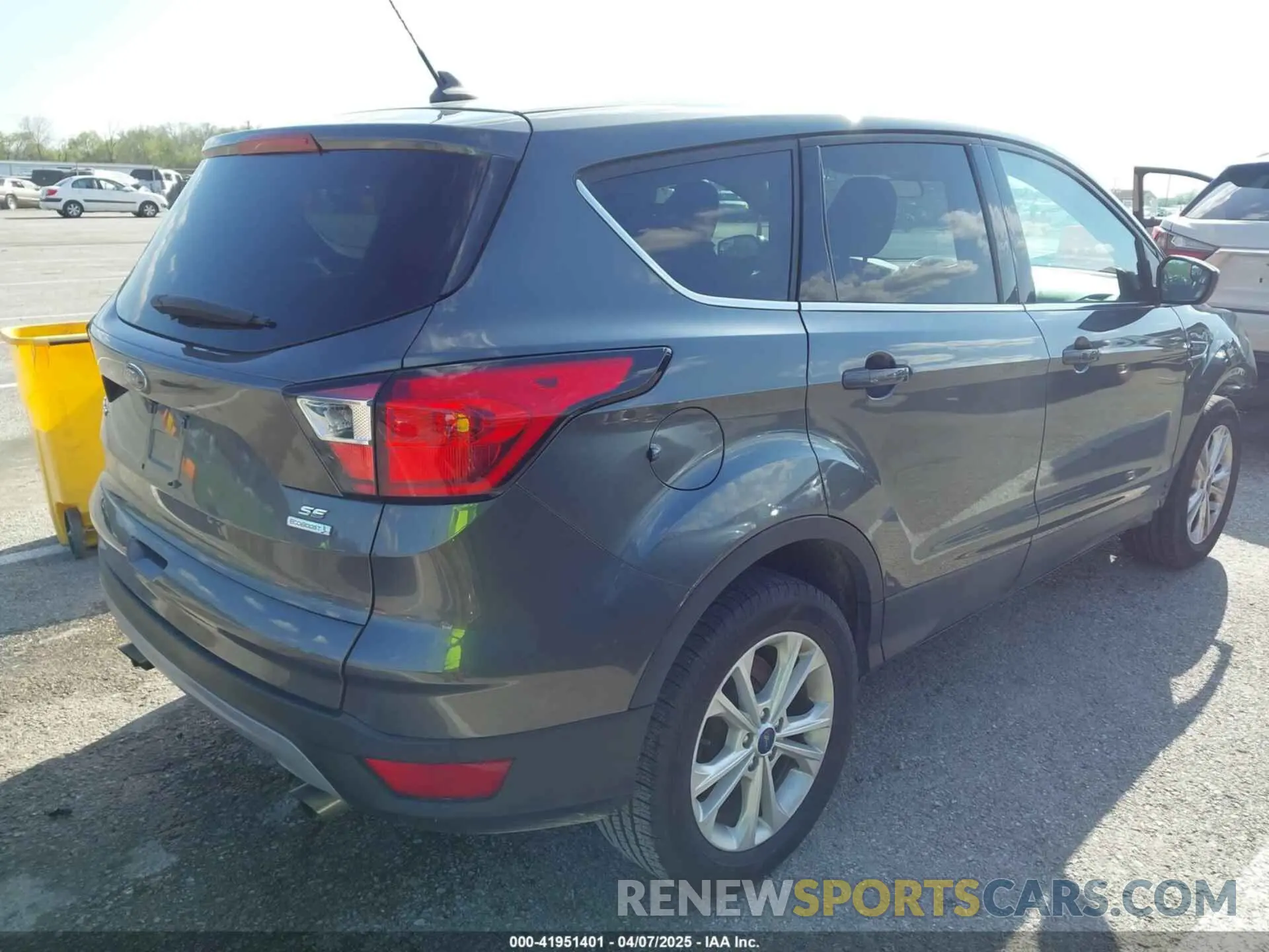 4 Photograph of a damaged car 1FMCU0GD8KUB01935 FORD ESCAPE 2019