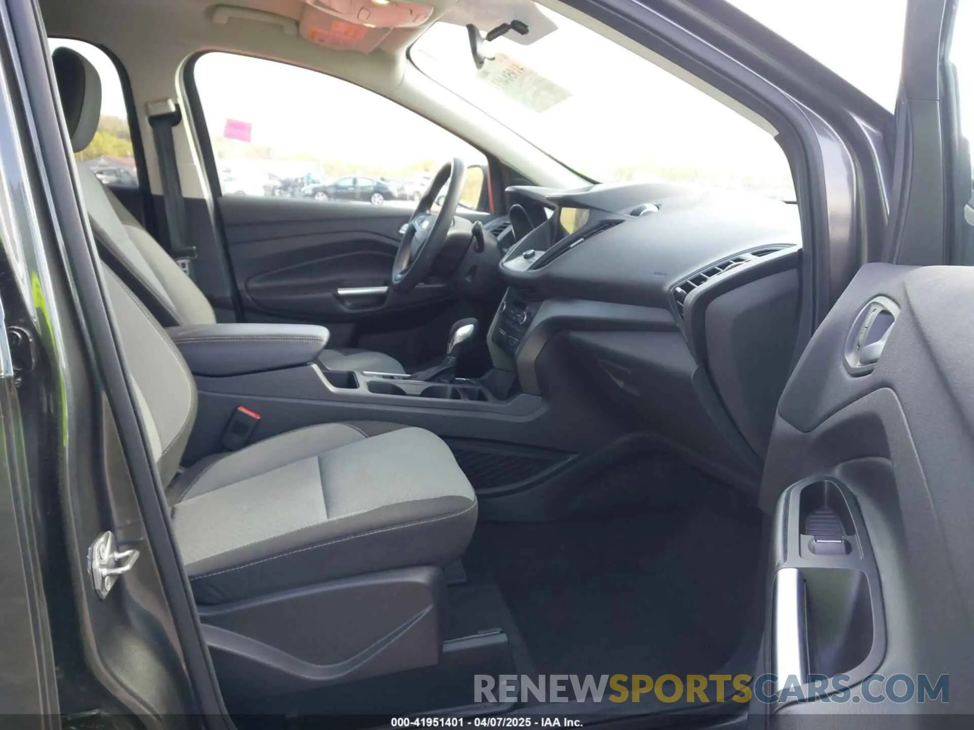 5 Photograph of a damaged car 1FMCU0GD8KUB01935 FORD ESCAPE 2019