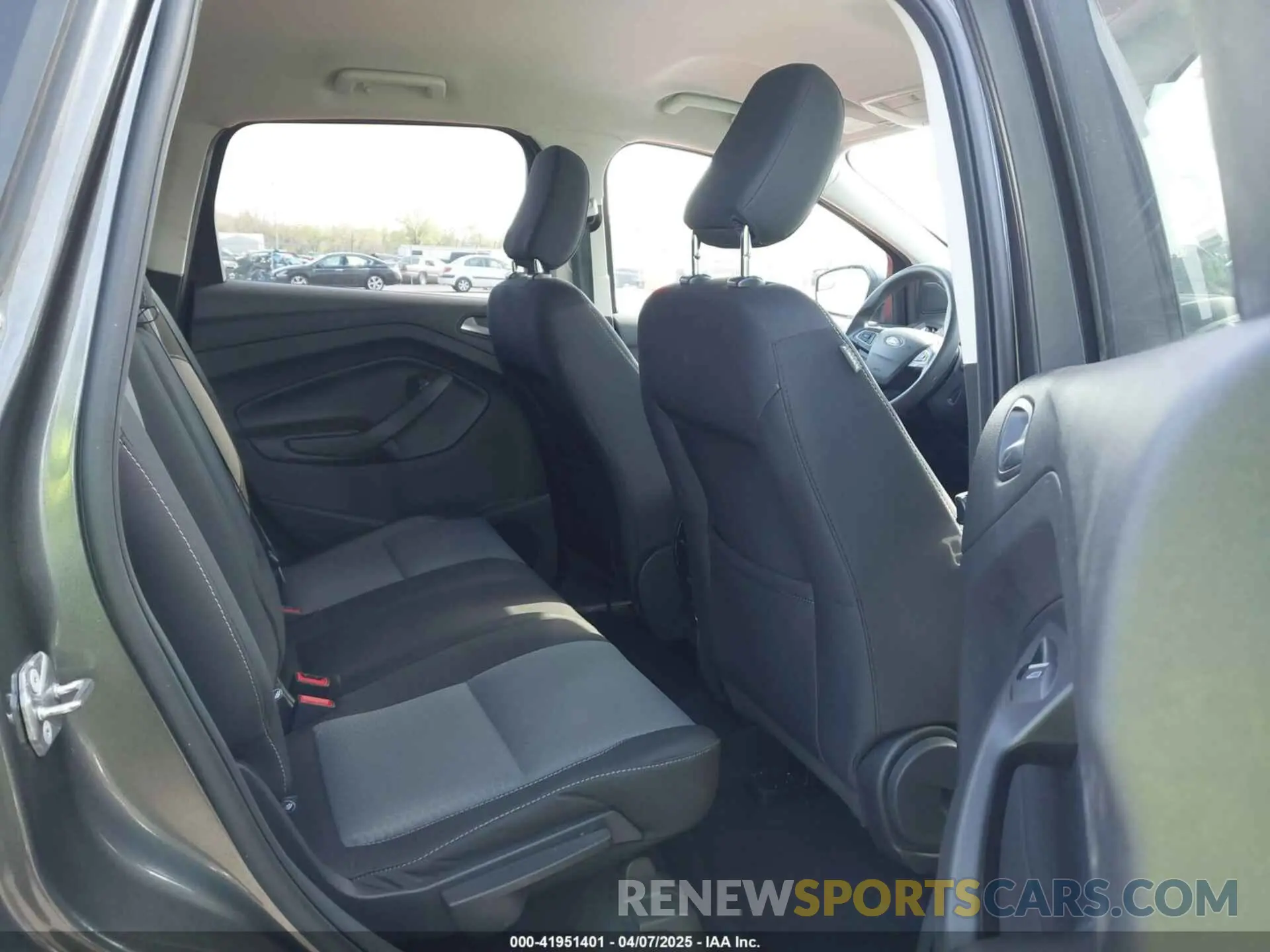 8 Photograph of a damaged car 1FMCU0GD8KUB01935 FORD ESCAPE 2019