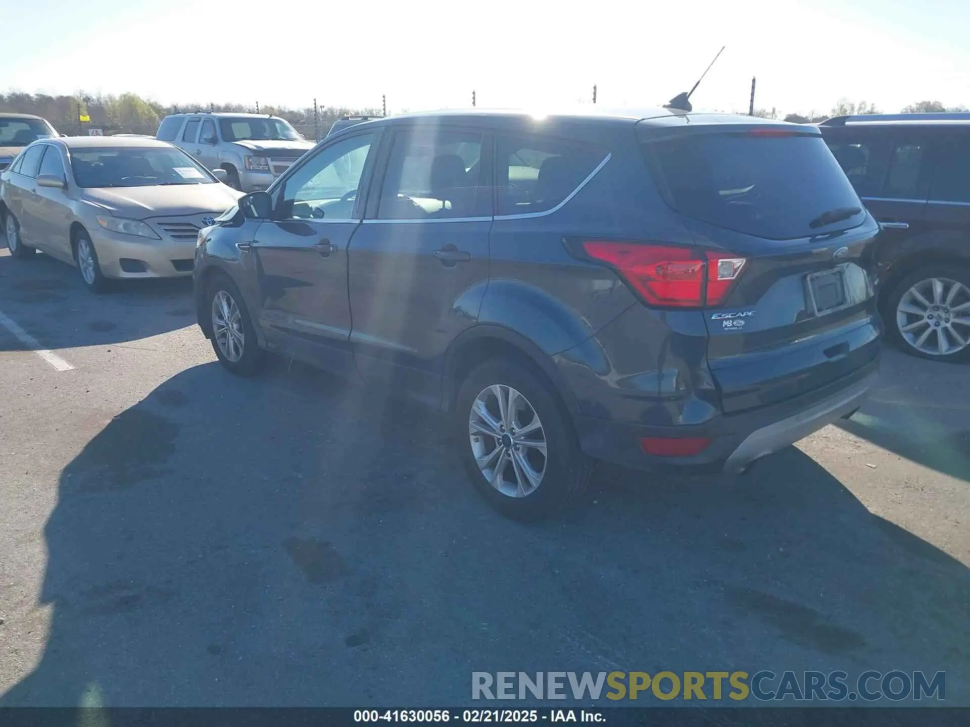 3 Photograph of a damaged car 1FMCU0GD8KUB08979 FORD ESCAPE 2019