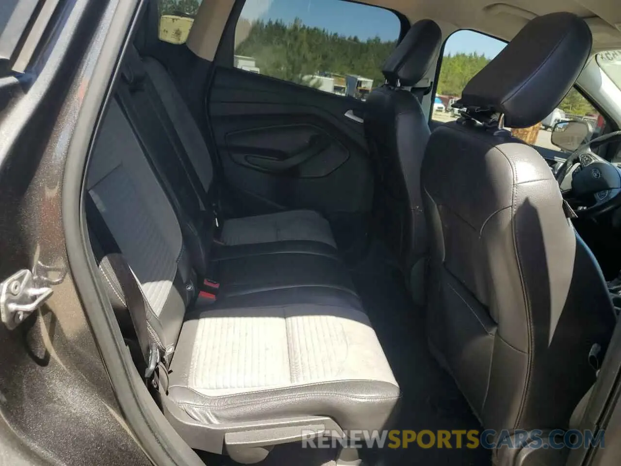 10 Photograph of a damaged car 1FMCU0GD8KUB09341 FORD ESCAPE 2019