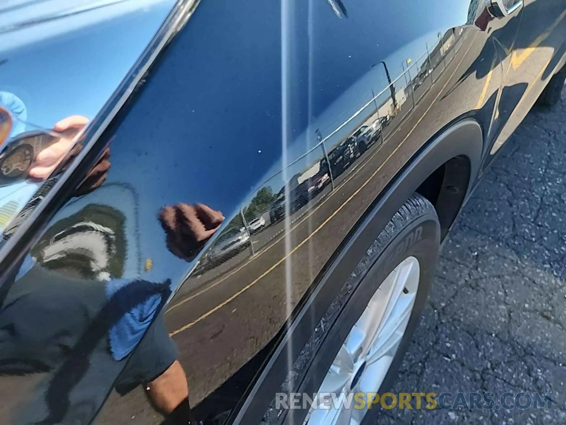 28 Photograph of a damaged car 1FMCU0GD8KUB82550 FORD ESCAPE 2019