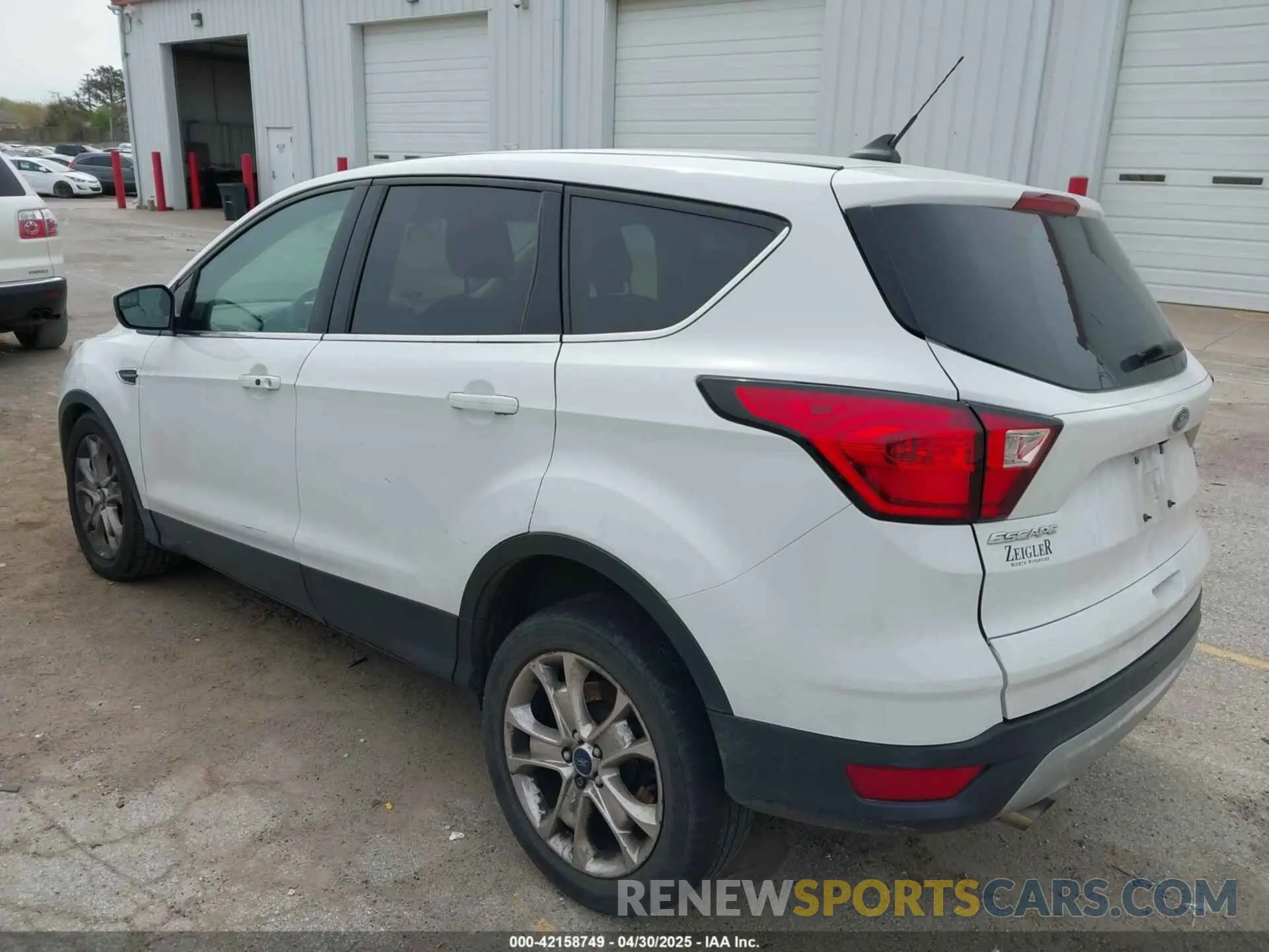 3 Photograph of a damaged car 1FMCU0GD8KUC35683 FORD ESCAPE 2019