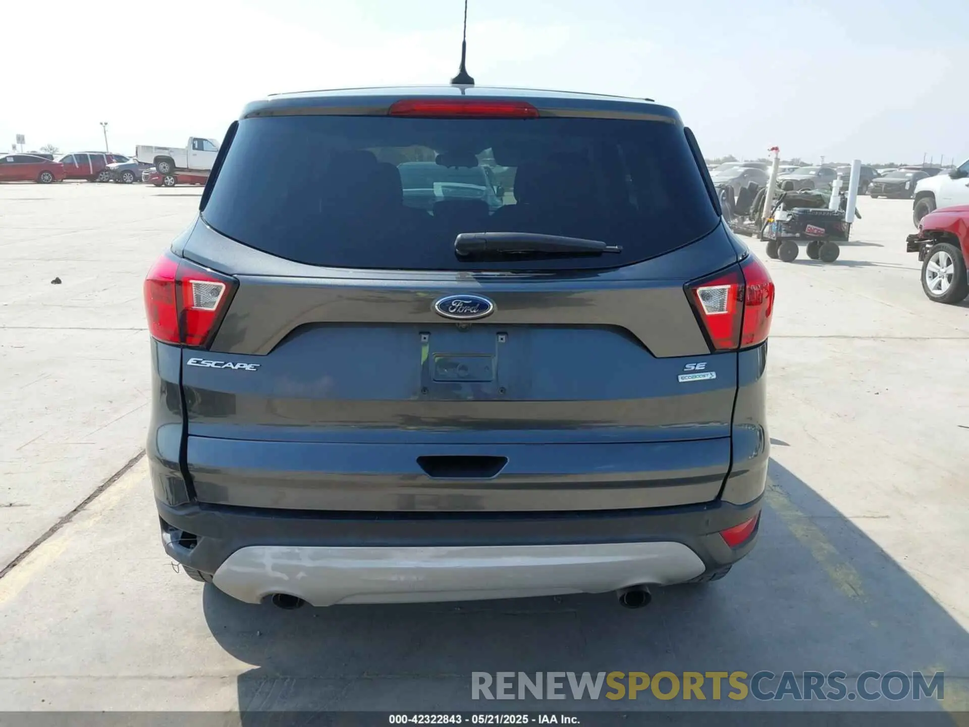 17 Photograph of a damaged car 1FMCU0GD8KUC52290 FORD ESCAPE 2019