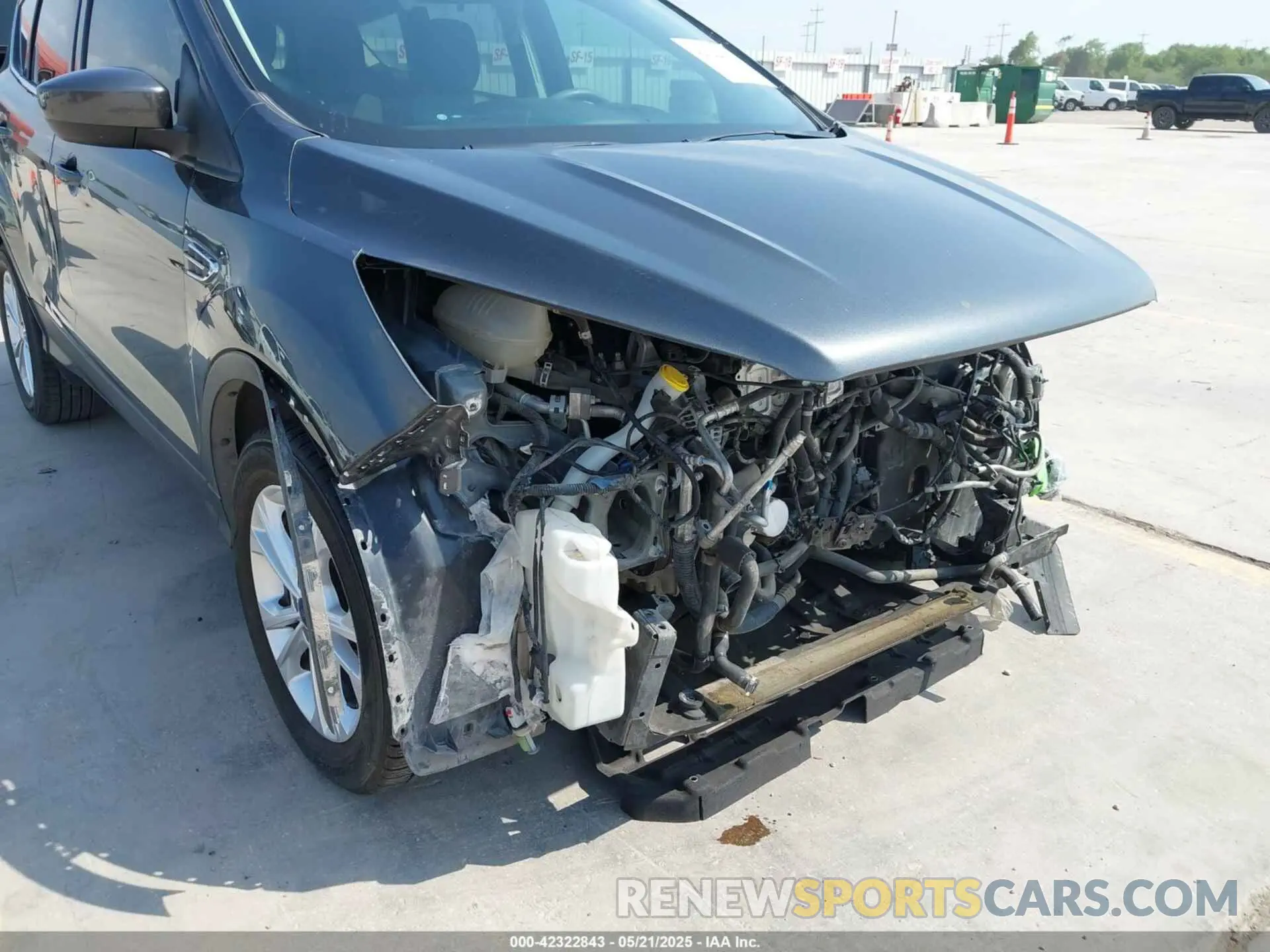 18 Photograph of a damaged car 1FMCU0GD8KUC52290 FORD ESCAPE 2019
