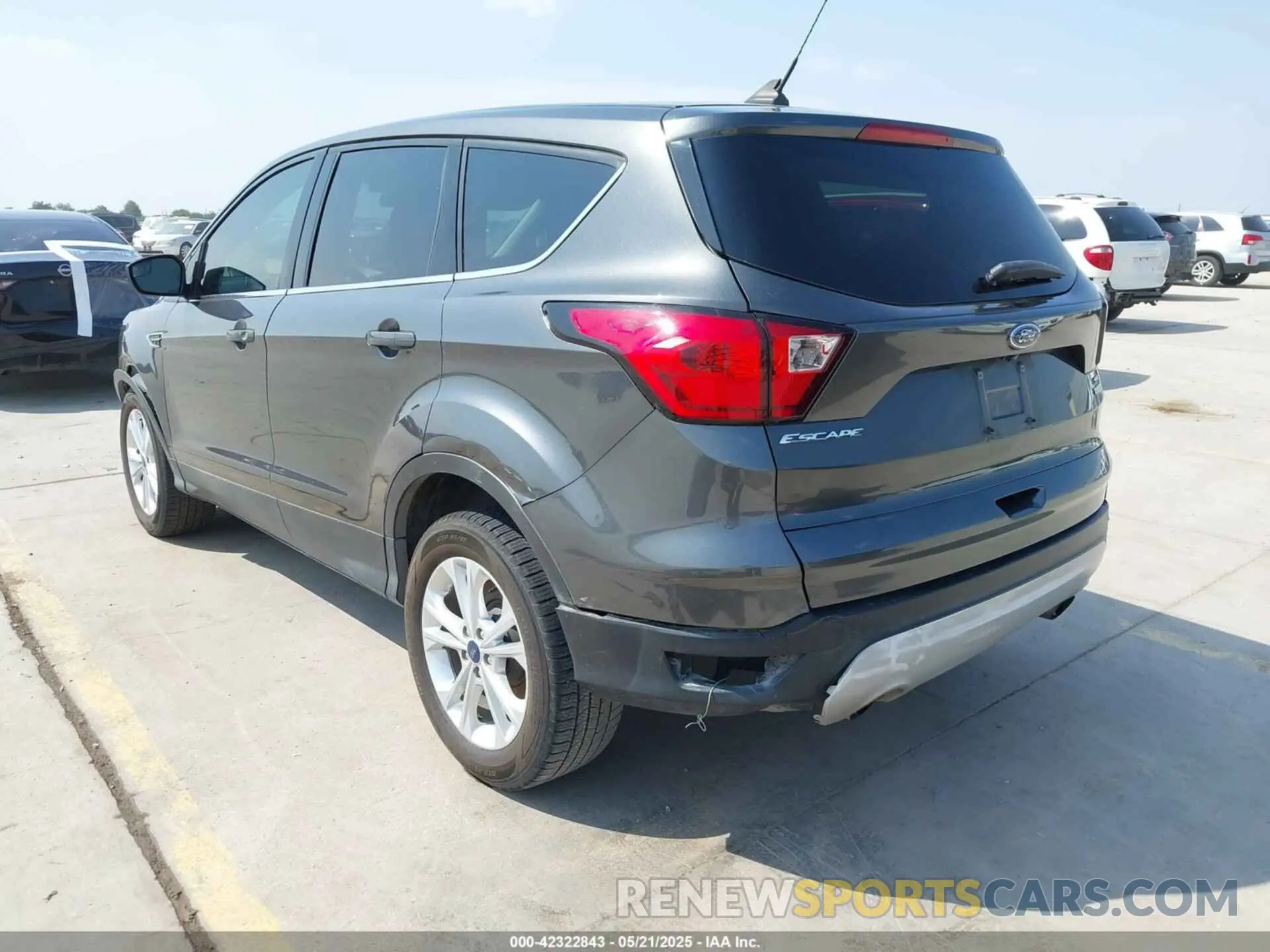3 Photograph of a damaged car 1FMCU0GD8KUC52290 FORD ESCAPE 2019