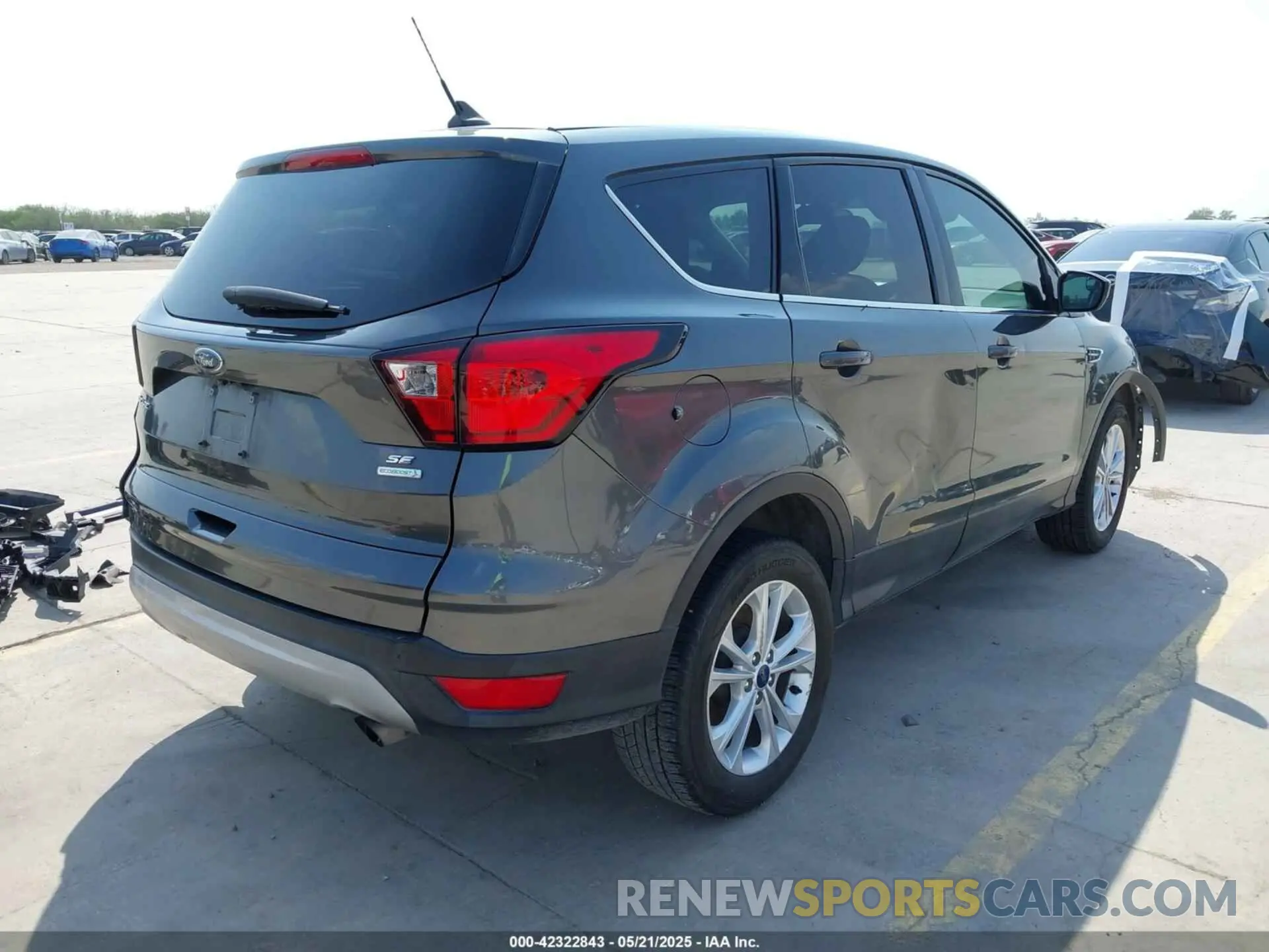 4 Photograph of a damaged car 1FMCU0GD8KUC52290 FORD ESCAPE 2019