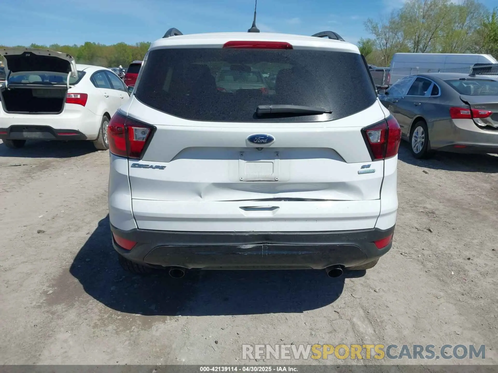 16 Photograph of a damaged car 1FMCU0GD9KUA16487 FORD ESCAPE 2019