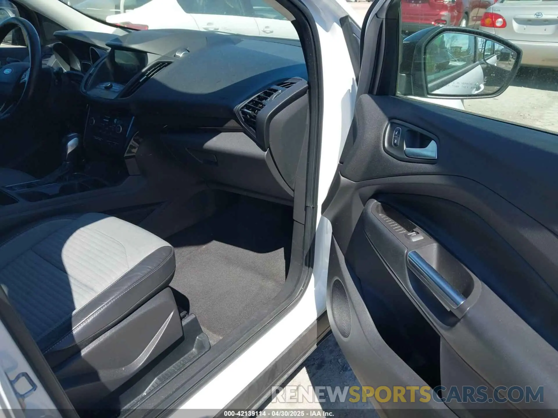 5 Photograph of a damaged car 1FMCU0GD9KUA16487 FORD ESCAPE 2019