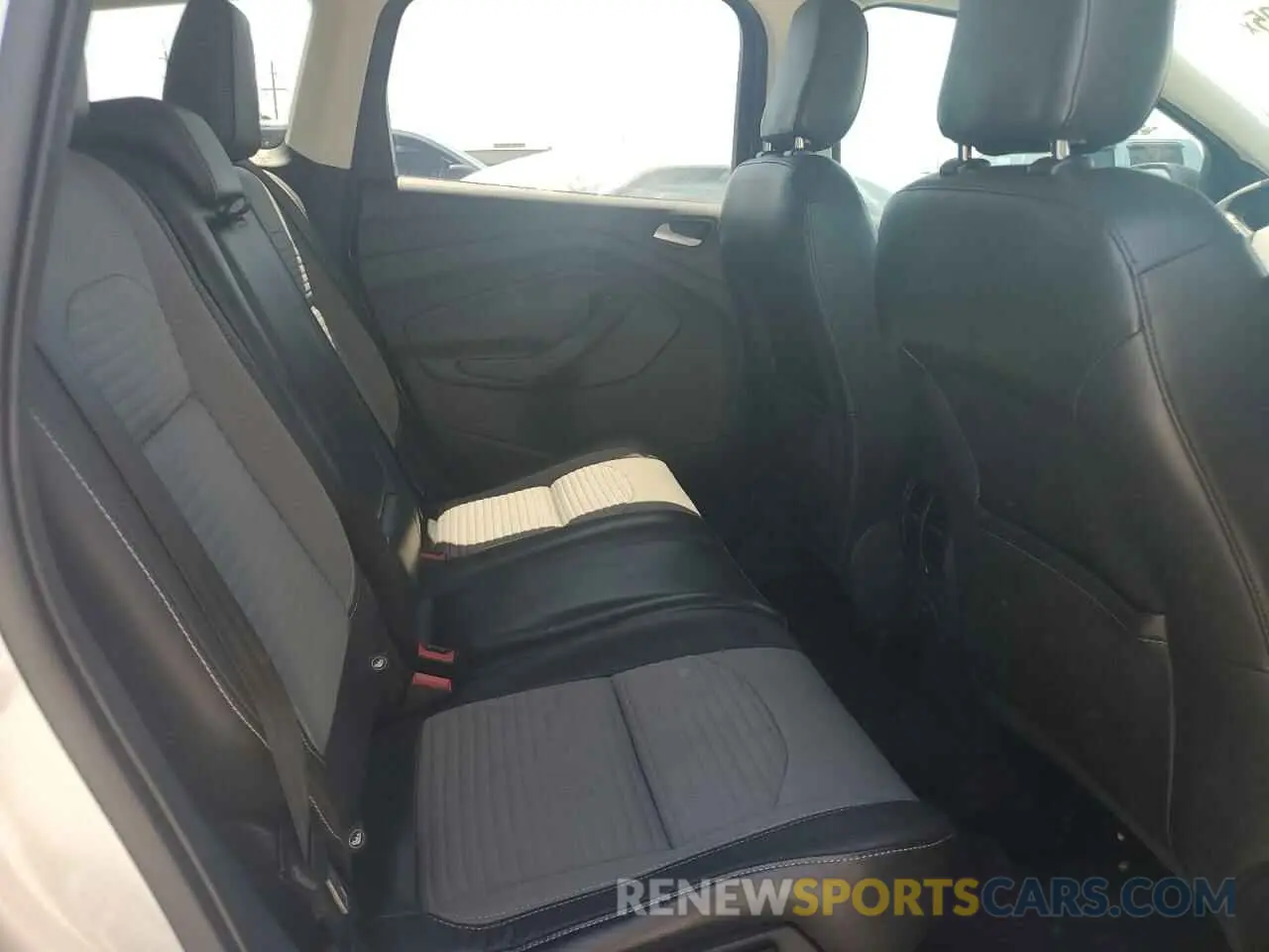 11 Photograph of a damaged car 1FMCU0GD9KUA30082 FORD ESCAPE 2019