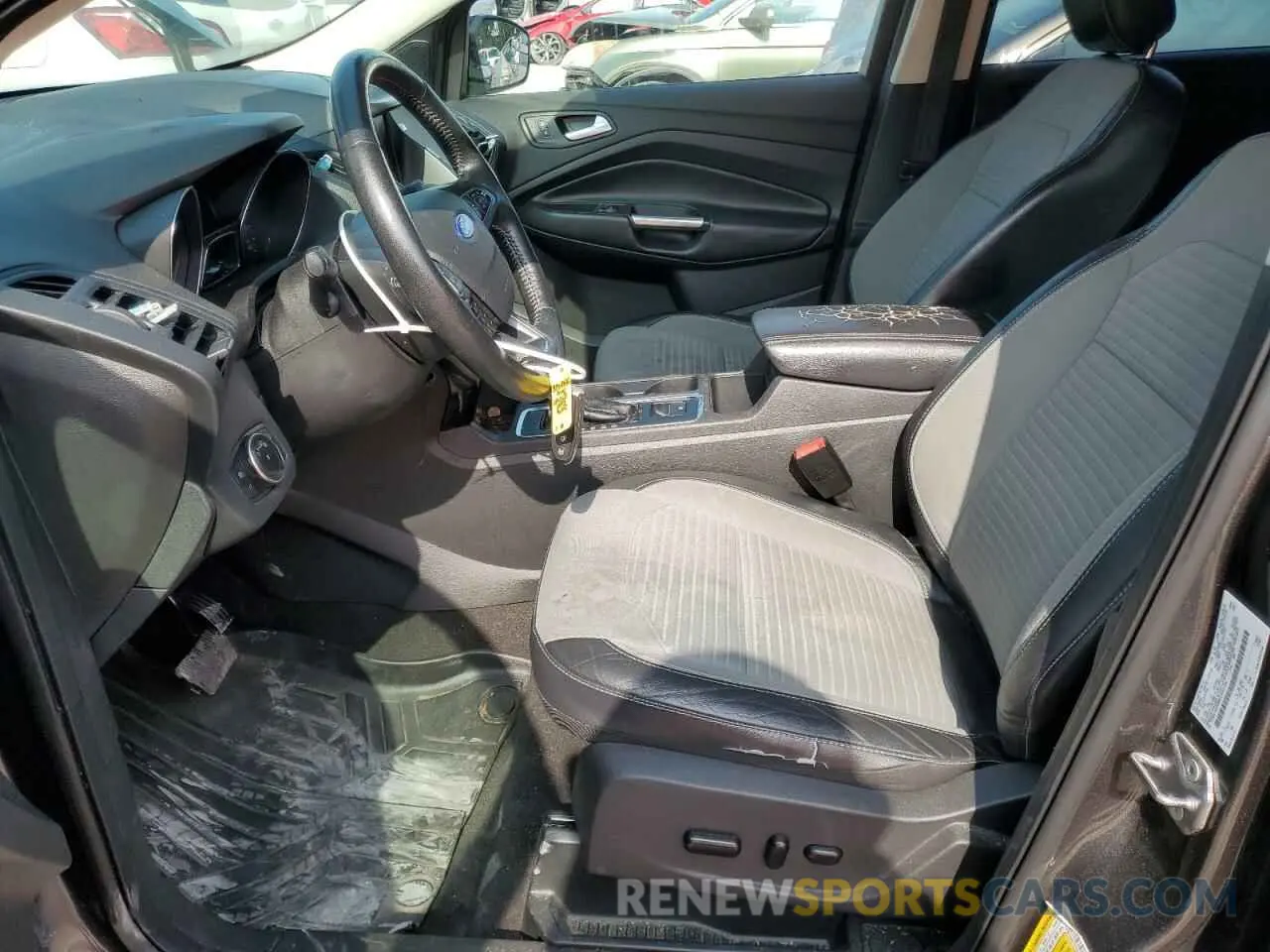 7 Photograph of a damaged car 1FMCU0GD9KUA52728 FORD ESCAPE 2019