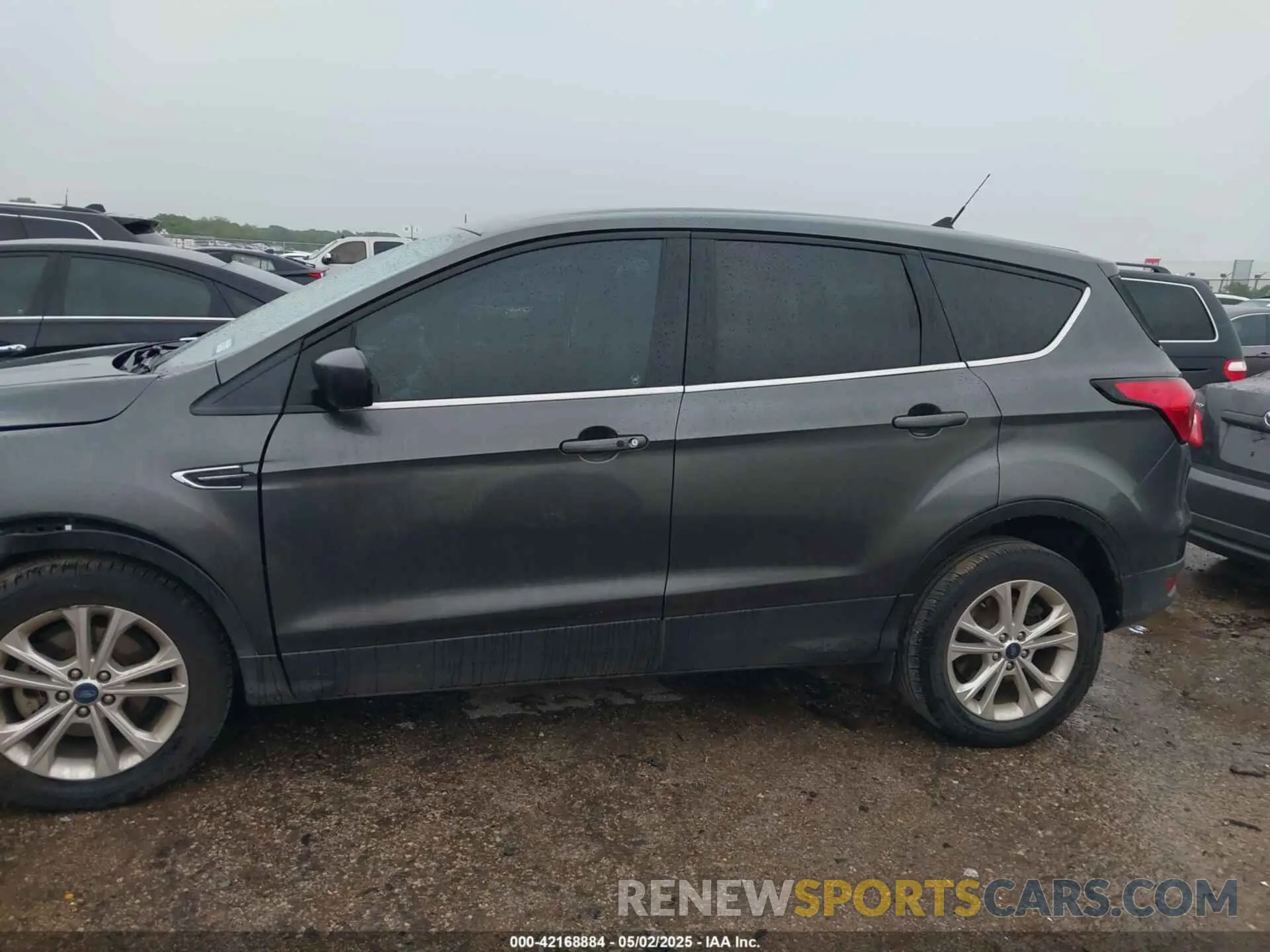 14 Photograph of a damaged car 1FMCU0GD9KUA64443 FORD ESCAPE 2019