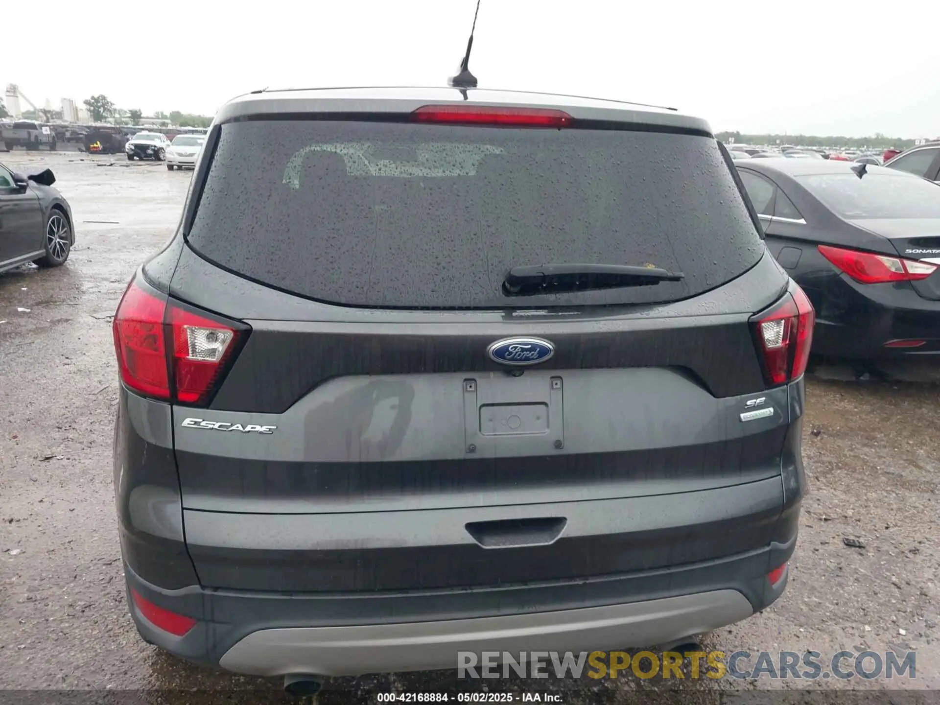 16 Photograph of a damaged car 1FMCU0GD9KUA64443 FORD ESCAPE 2019