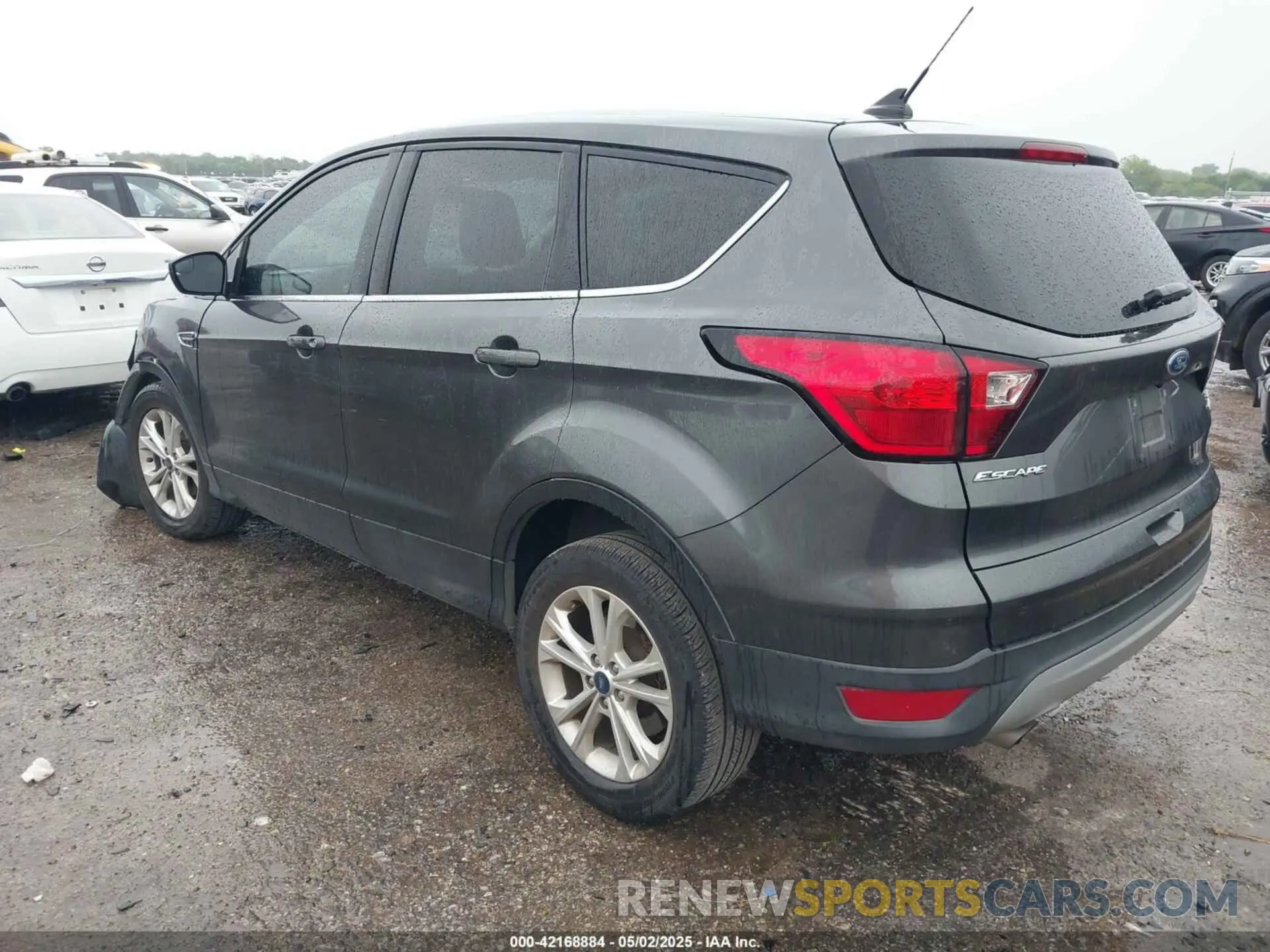 3 Photograph of a damaged car 1FMCU0GD9KUA64443 FORD ESCAPE 2019