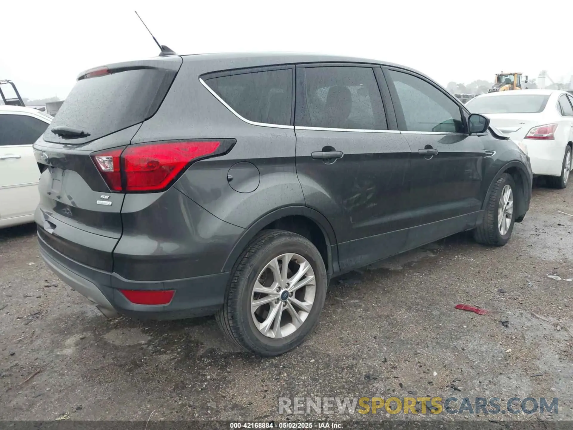 4 Photograph of a damaged car 1FMCU0GD9KUA64443 FORD ESCAPE 2019