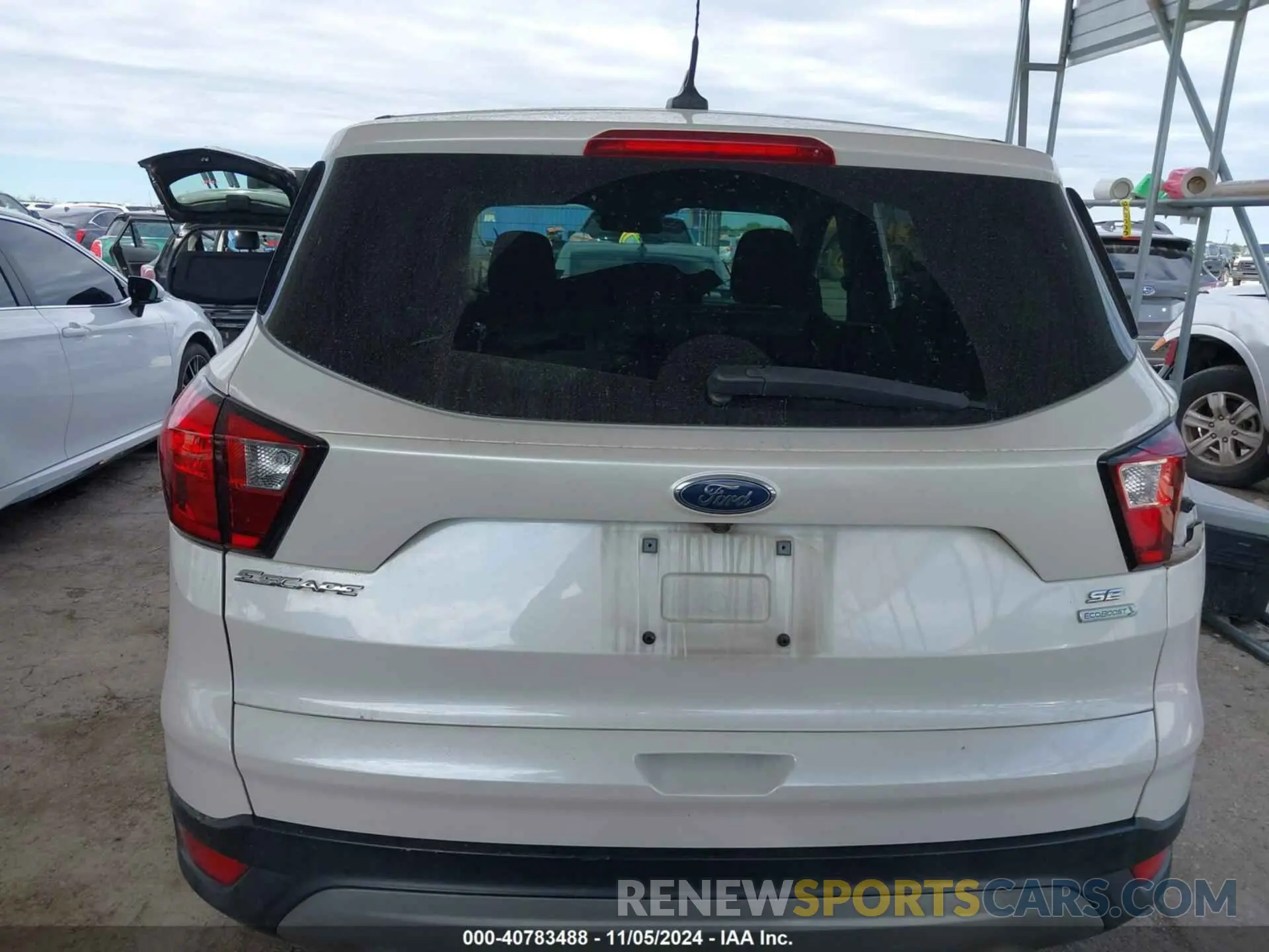 17 Photograph of a damaged car 1FMCU0GD9KUB00180 FORD ESCAPE 2019
