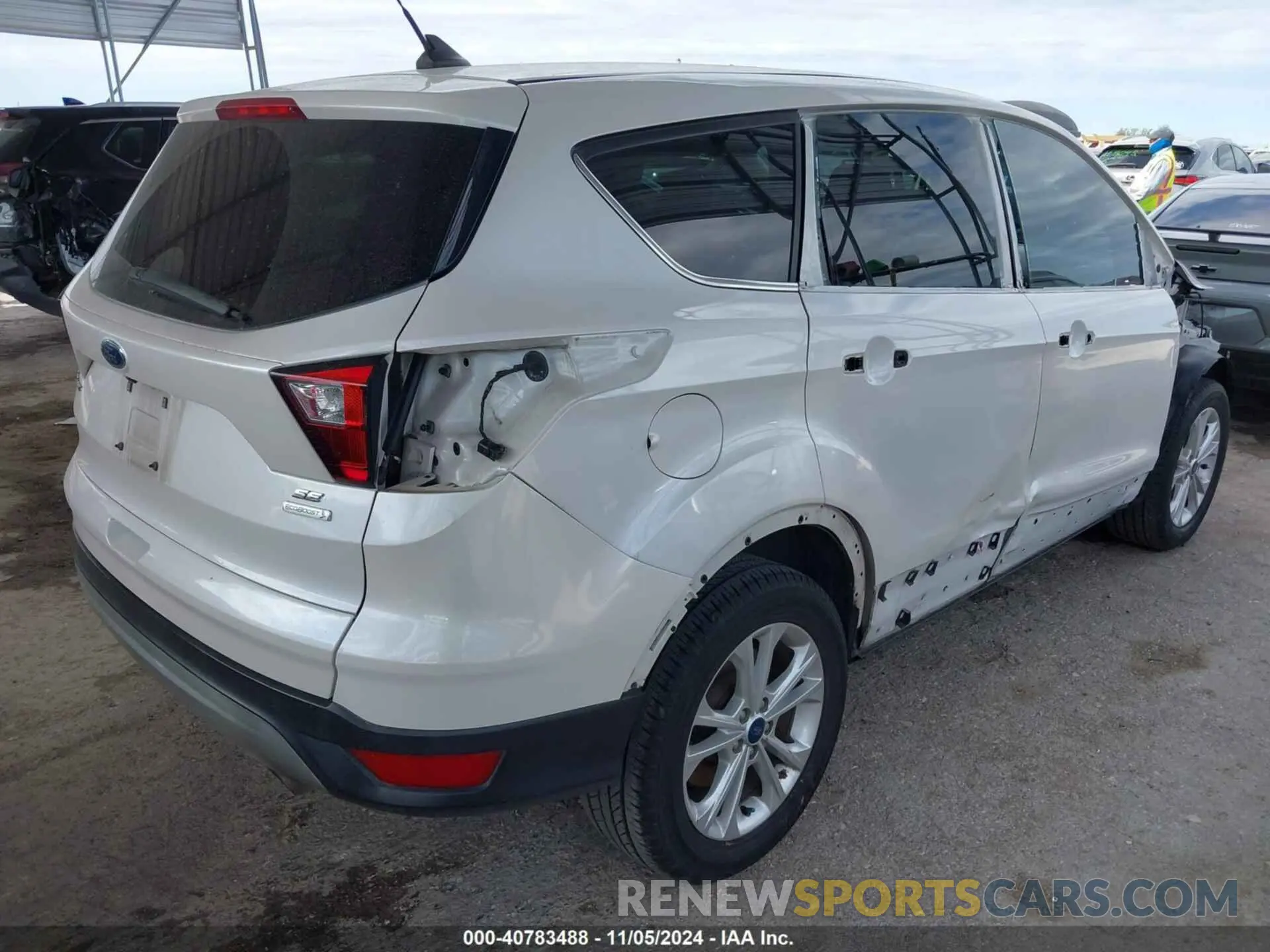 4 Photograph of a damaged car 1FMCU0GD9KUB00180 FORD ESCAPE 2019