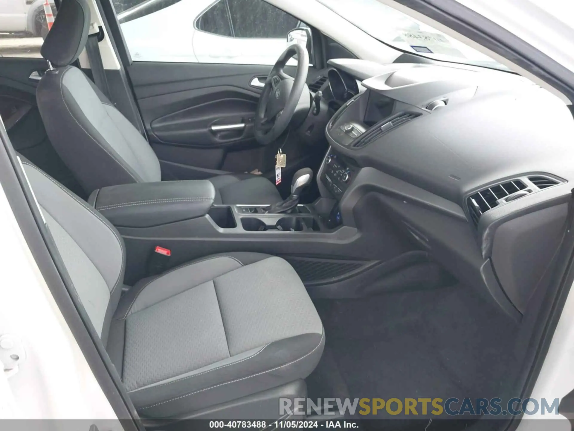 5 Photograph of a damaged car 1FMCU0GD9KUB00180 FORD ESCAPE 2019