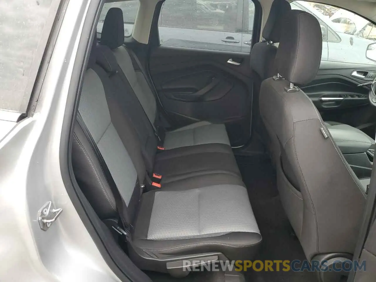 10 Photograph of a damaged car 1FMCU0GD9KUB01989 FORD ESCAPE 2019