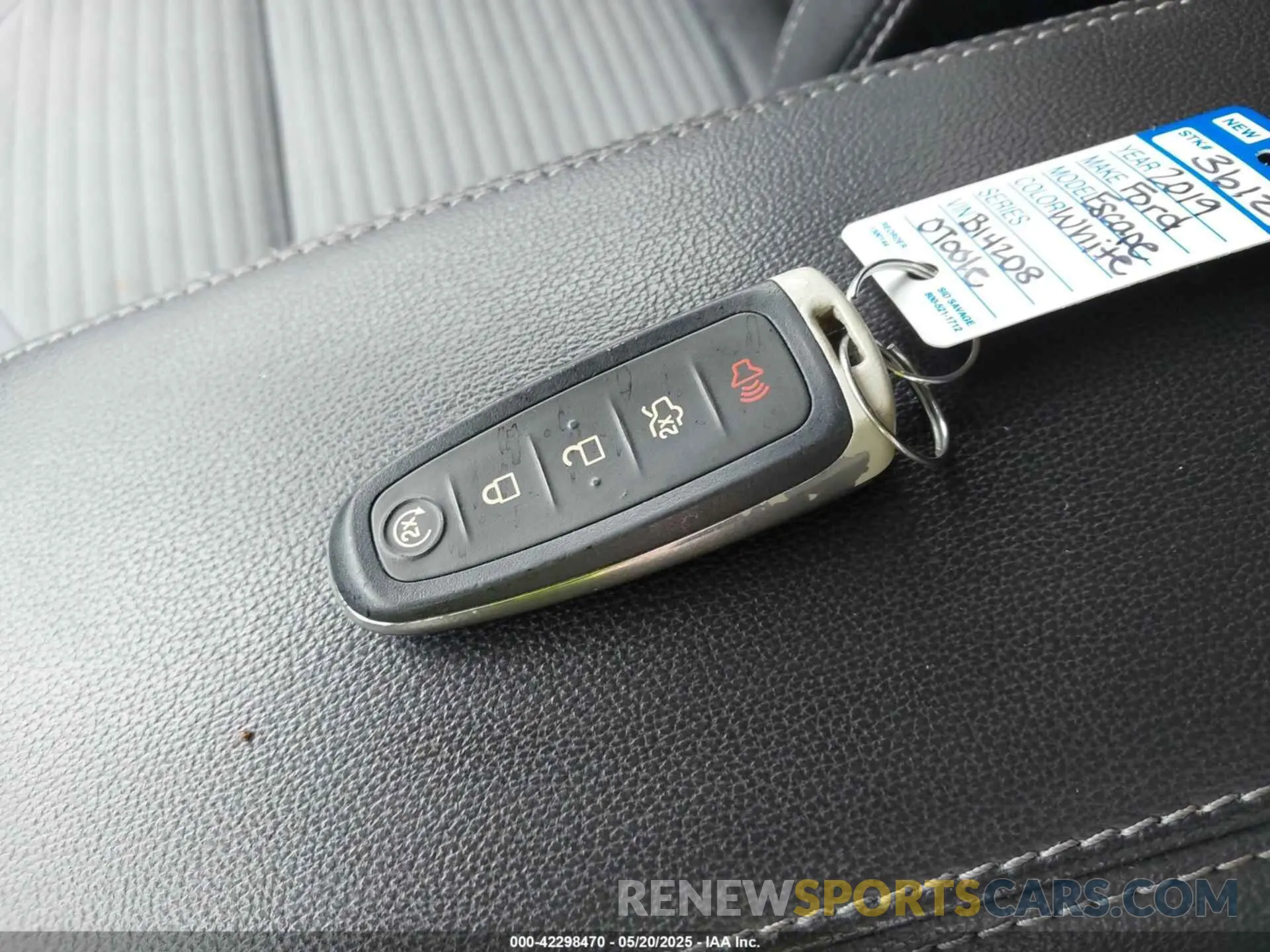 11 Photograph of a damaged car 1FMCU0GD9KUB14208 FORD ESCAPE 2019