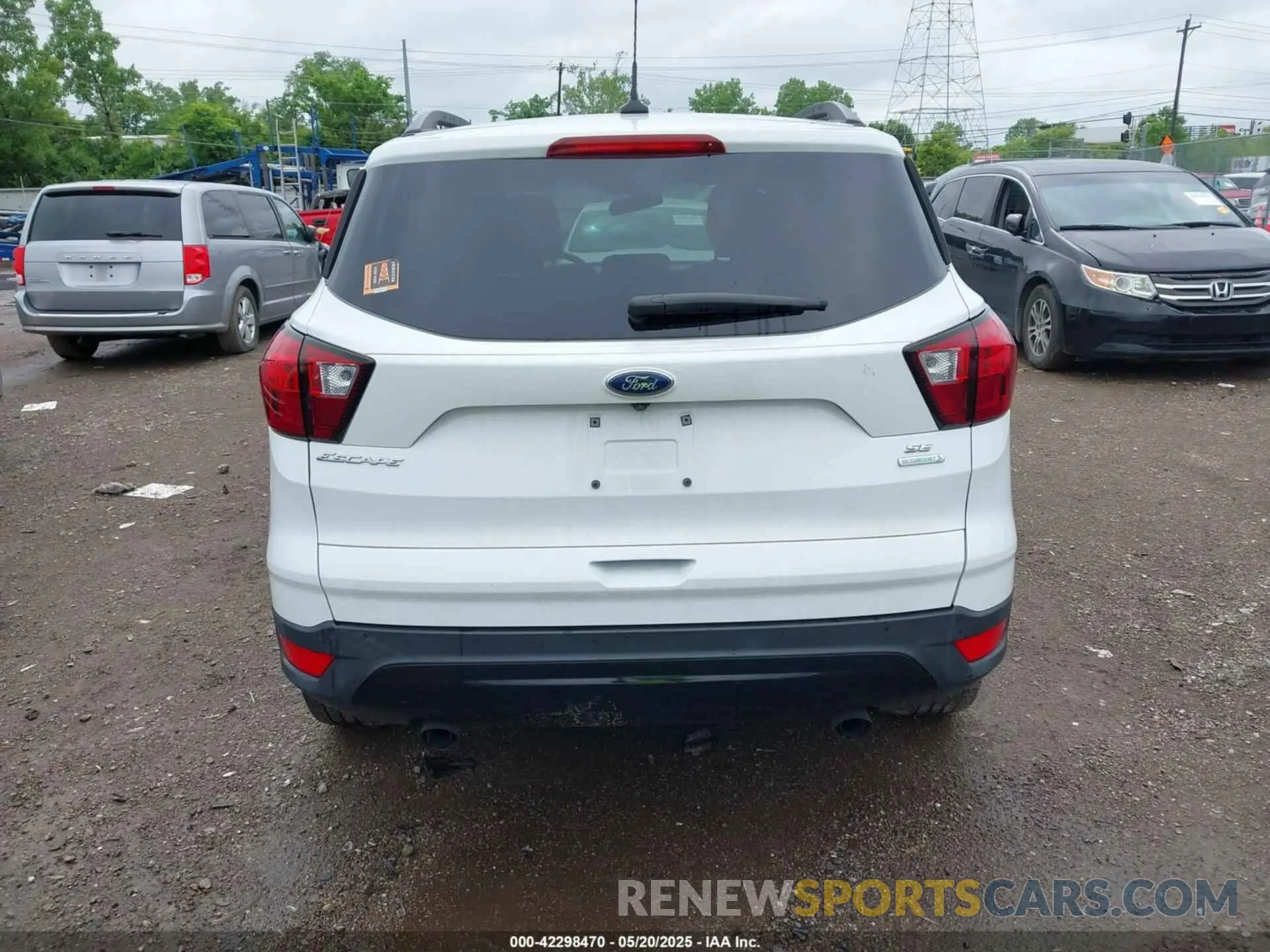 17 Photograph of a damaged car 1FMCU0GD9KUB14208 FORD ESCAPE 2019