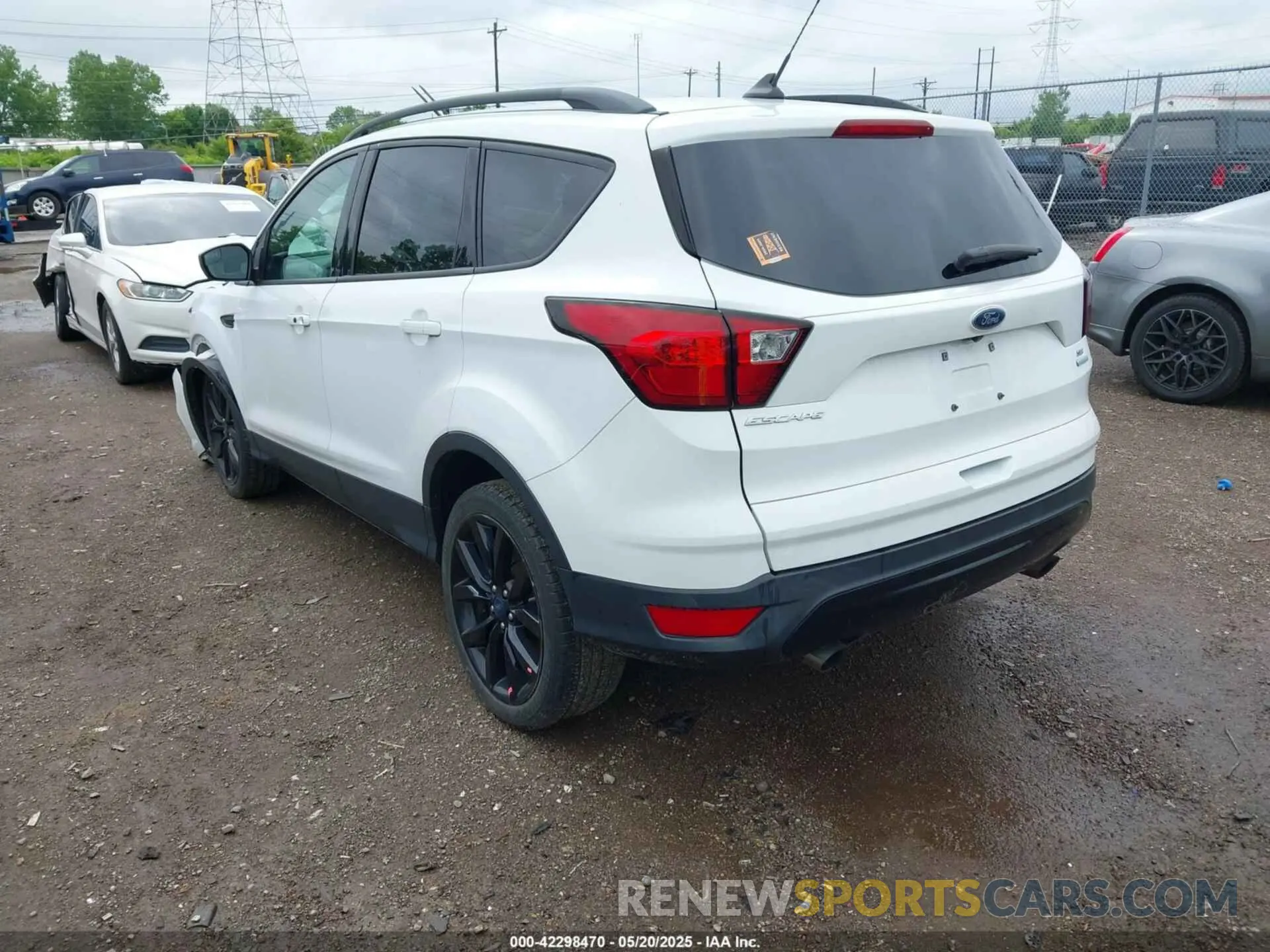 3 Photograph of a damaged car 1FMCU0GD9KUB14208 FORD ESCAPE 2019
