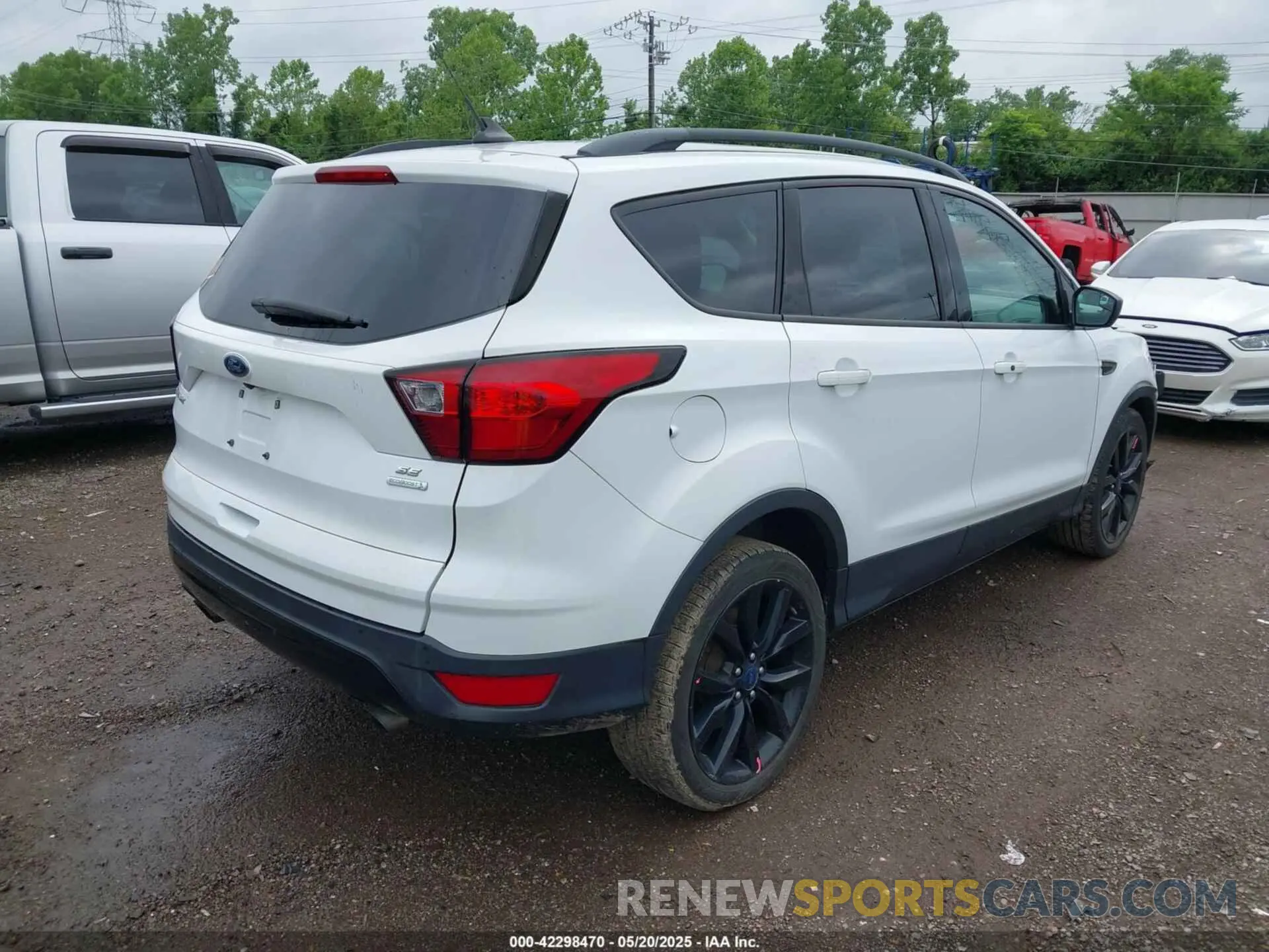 4 Photograph of a damaged car 1FMCU0GD9KUB14208 FORD ESCAPE 2019