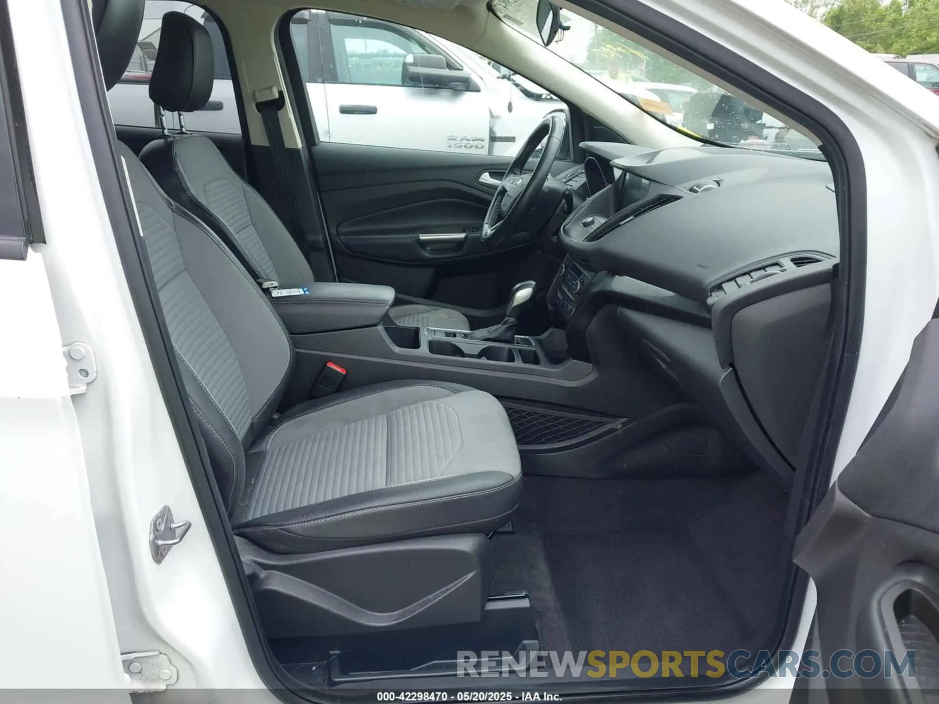 5 Photograph of a damaged car 1FMCU0GD9KUB14208 FORD ESCAPE 2019