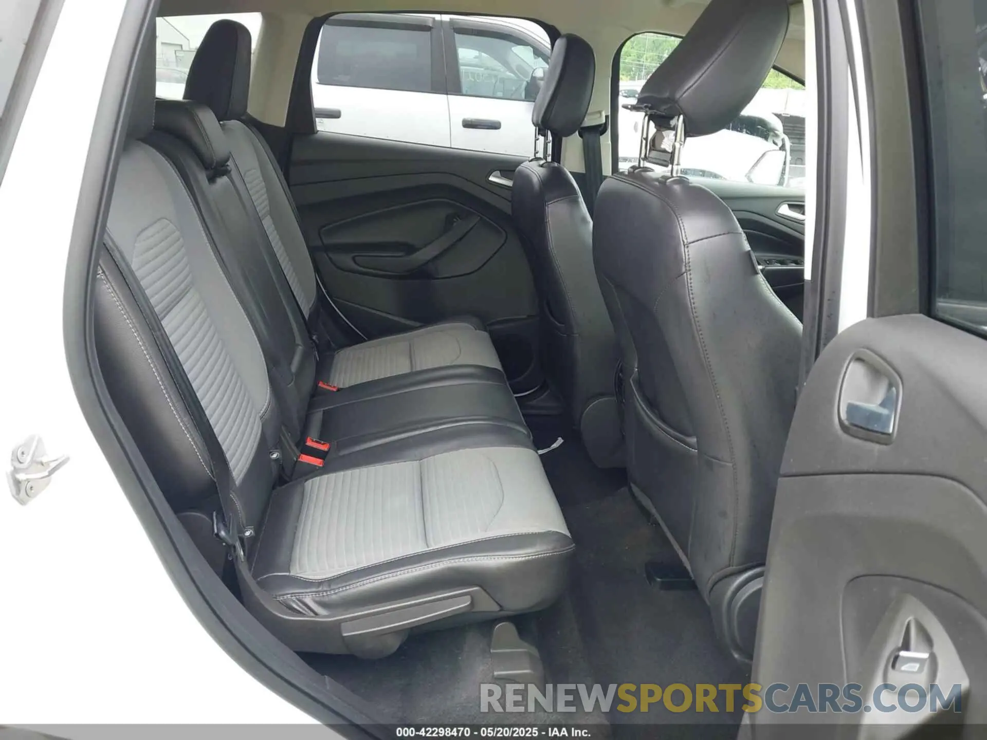 8 Photograph of a damaged car 1FMCU0GD9KUB14208 FORD ESCAPE 2019