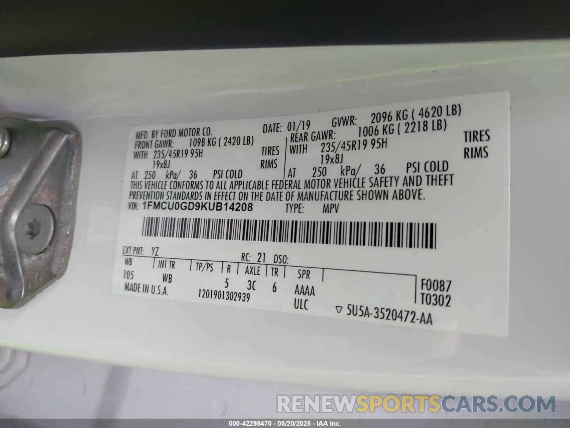 9 Photograph of a damaged car 1FMCU0GD9KUB14208 FORD ESCAPE 2019