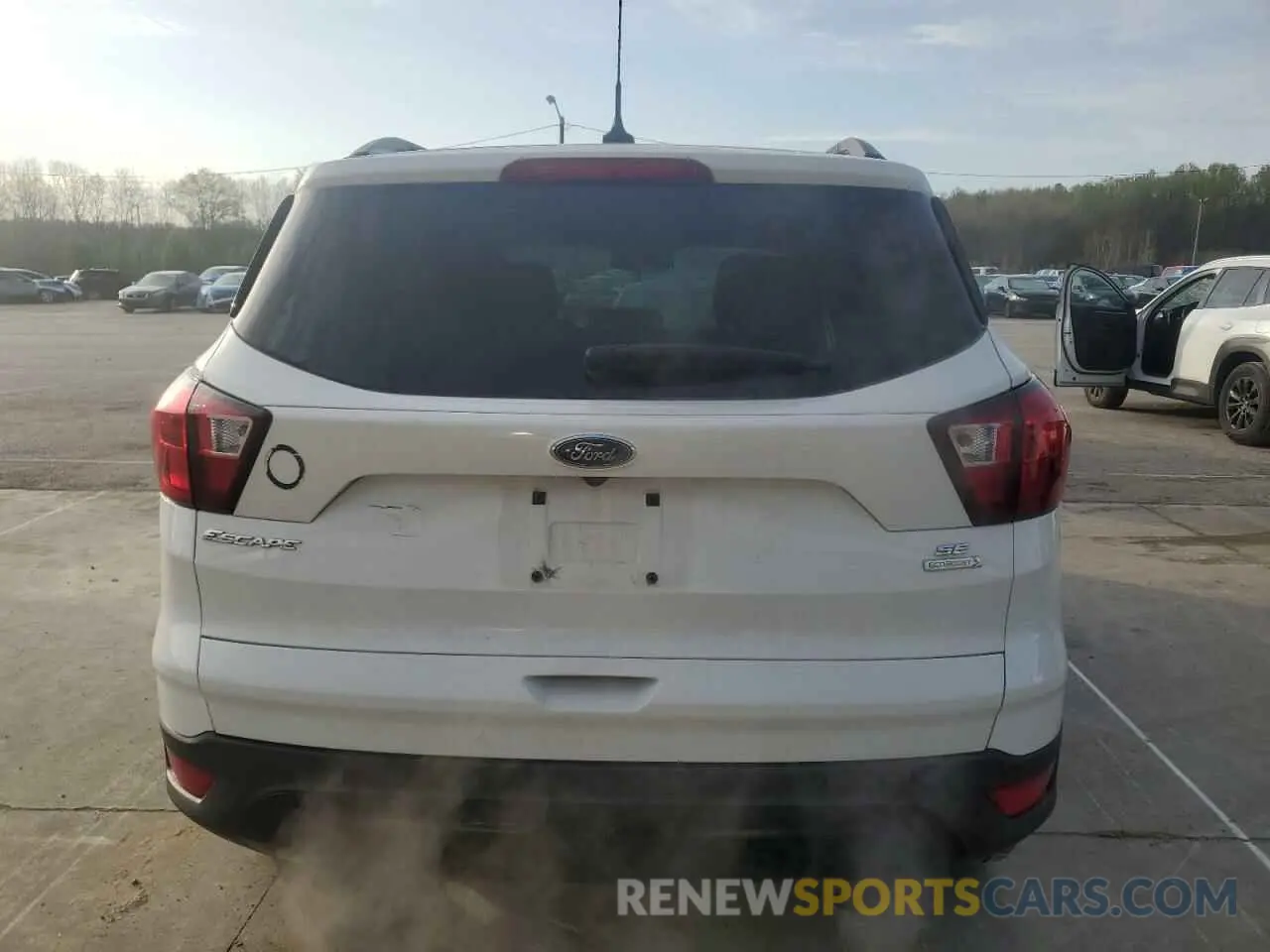 6 Photograph of a damaged car 1FMCU0GD9KUB29680 FORD ESCAPE 2019