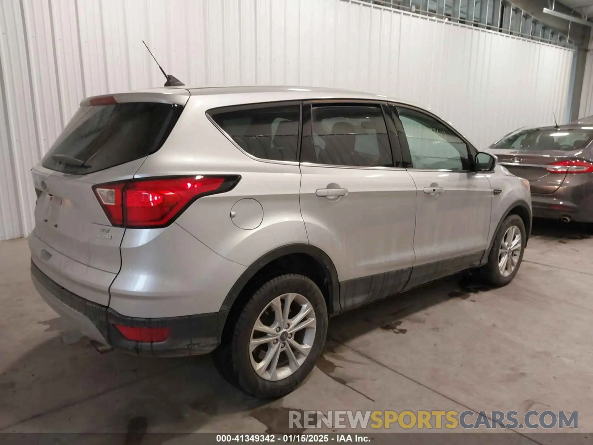 4 Photograph of a damaged car 1FMCU0GD9KUB61111 FORD ESCAPE 2019
