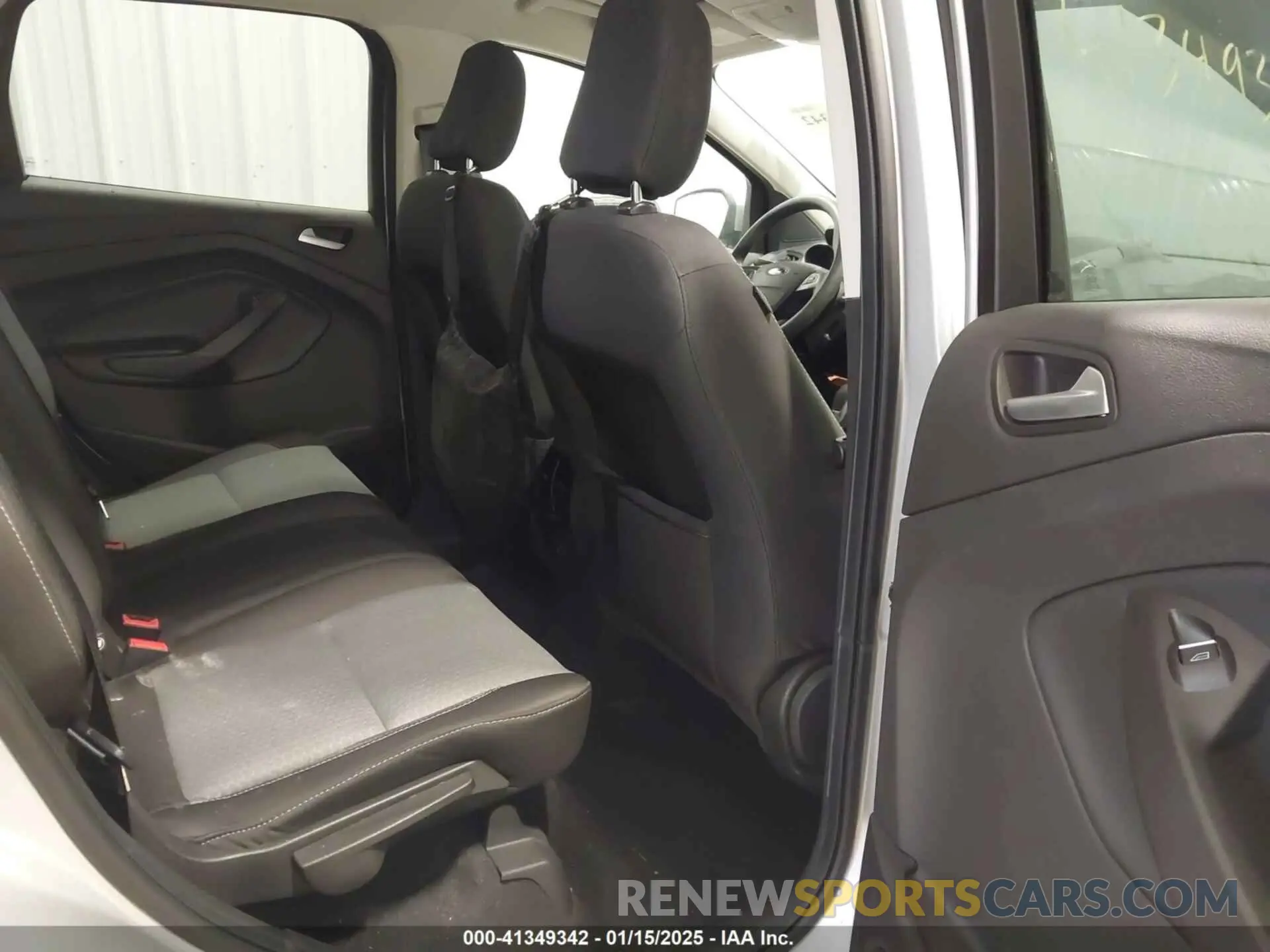 8 Photograph of a damaged car 1FMCU0GD9KUB61111 FORD ESCAPE 2019
