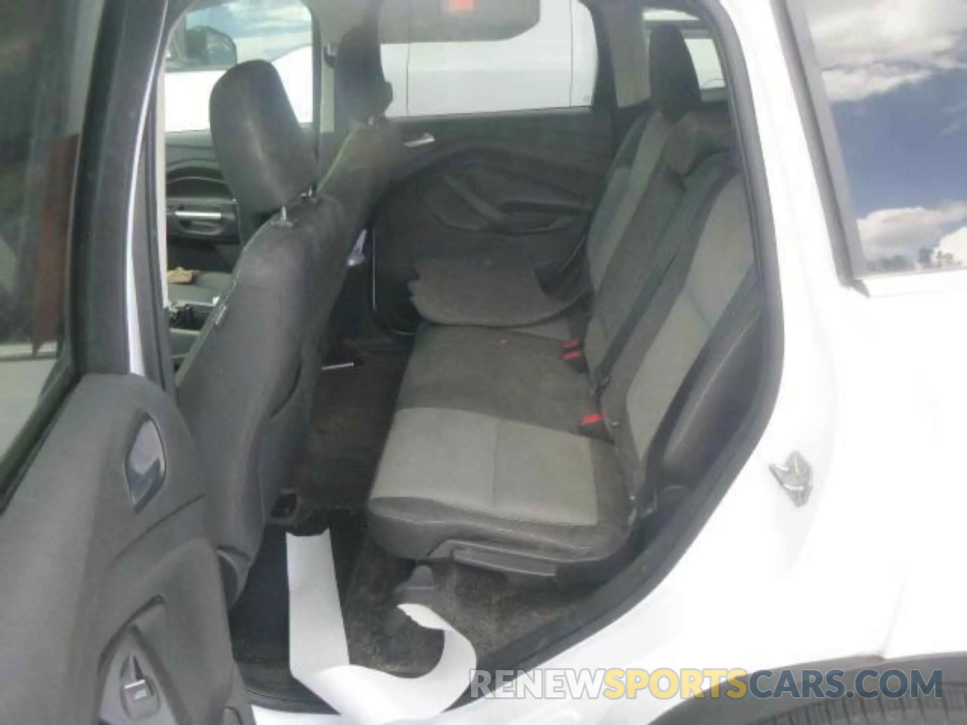 4 Photograph of a damaged car 1FMCU0GD9KUB82377 FORD ESCAPE 2019