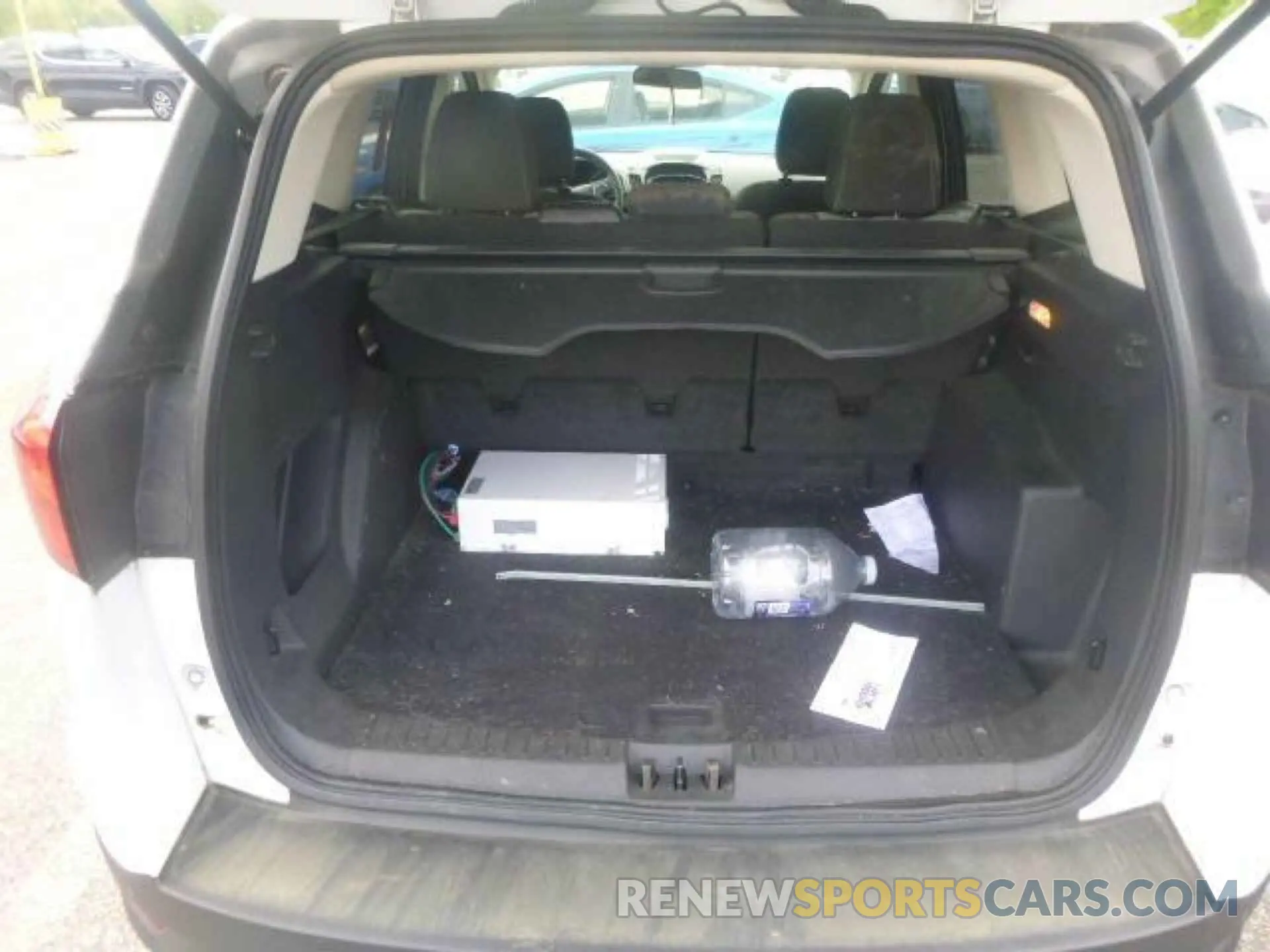 5 Photograph of a damaged car 1FMCU0GD9KUB82377 FORD ESCAPE 2019