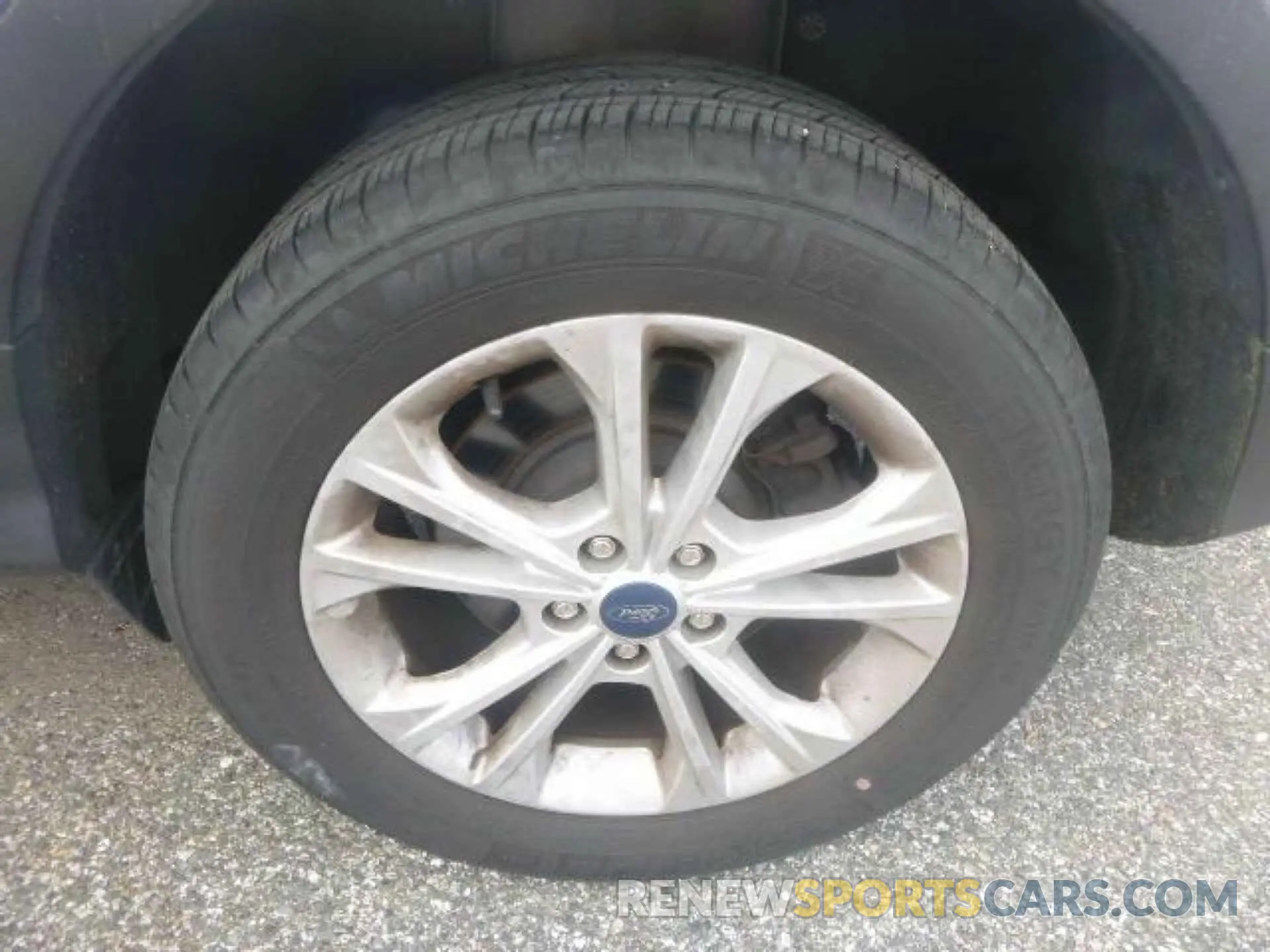 9 Photograph of a damaged car 1FMCU0GD9KUB82377 FORD ESCAPE 2019