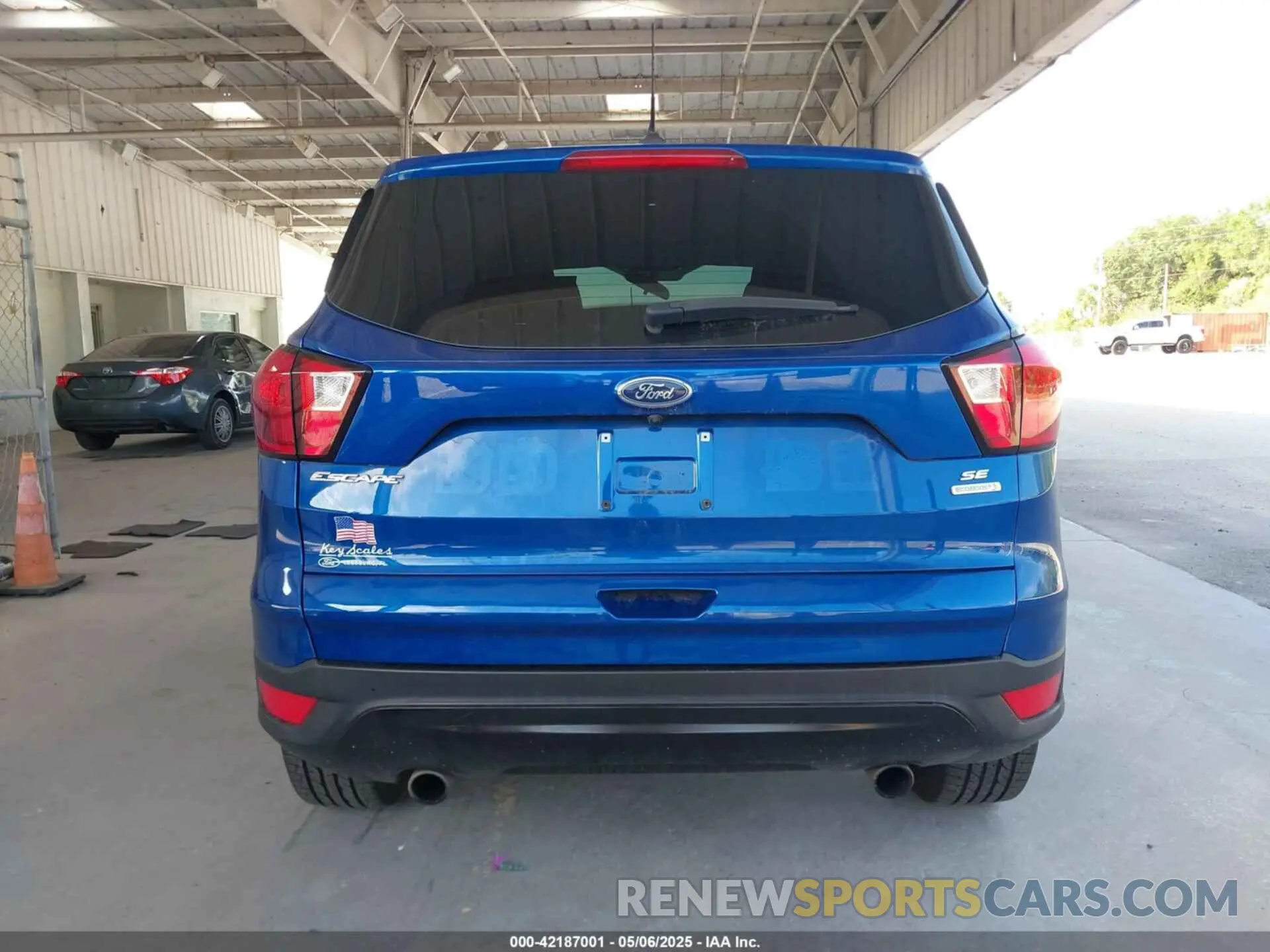 17 Photograph of a damaged car 1FMCU0GD9KUB84873 FORD ESCAPE 2019