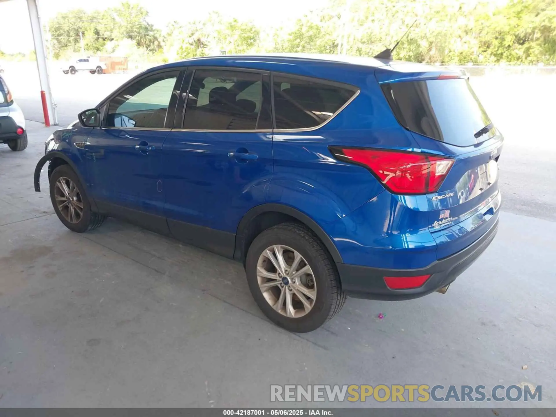3 Photograph of a damaged car 1FMCU0GD9KUB84873 FORD ESCAPE 2019